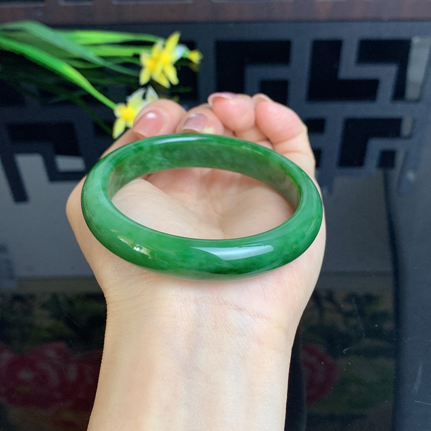 和田玉碧玉58圈菠菜绿碧玉手镯，玉质细腻油润 底色纯净 无裂无杂 脂粉好，品质高。