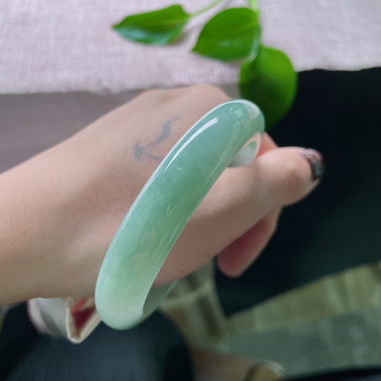 56.8/12.3/8，绿底正圈，似江南煙雨沁入骨，清淺卻入魂。一点皮纹不显，ss51997a..
