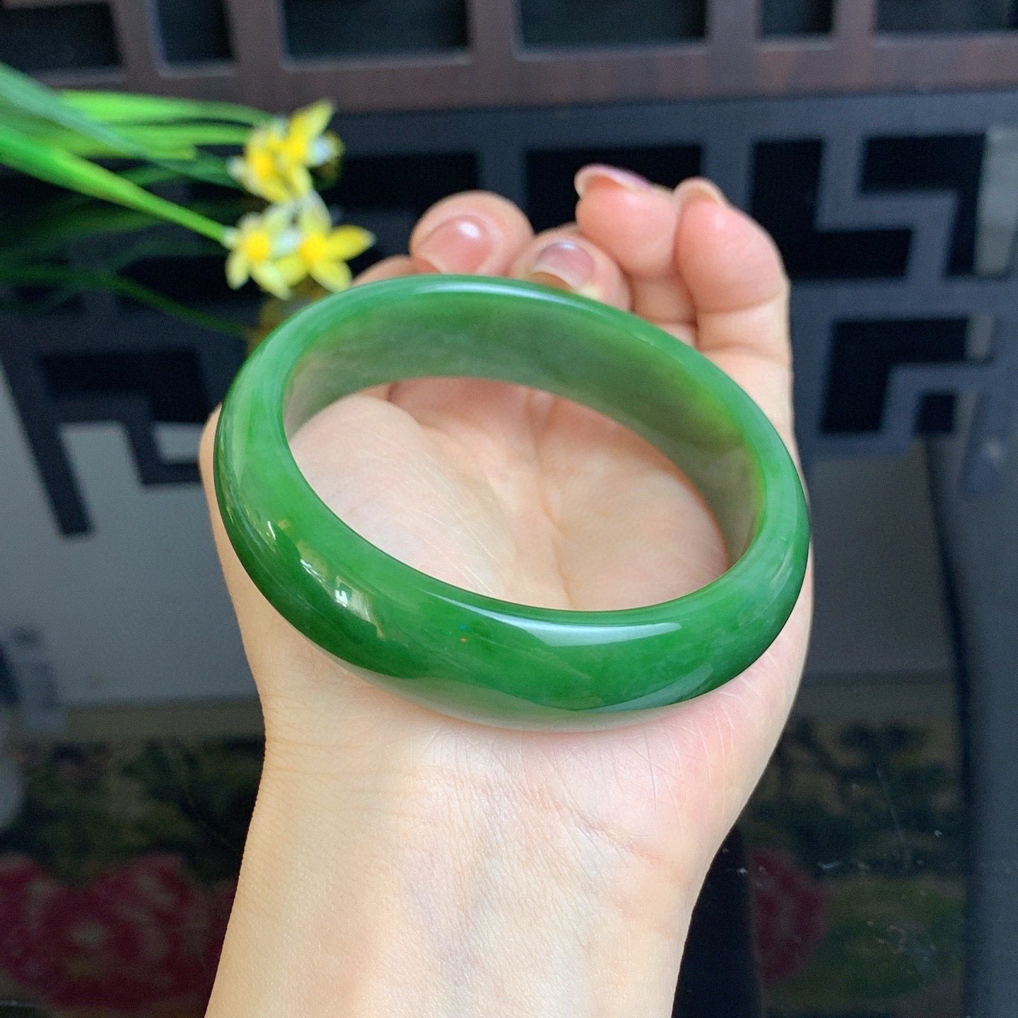 和田玉60圈口菠菜绿宽版碧玉手镯！玉质细腻油润 底色纯净 无纹裂 脂粉好，品质高。