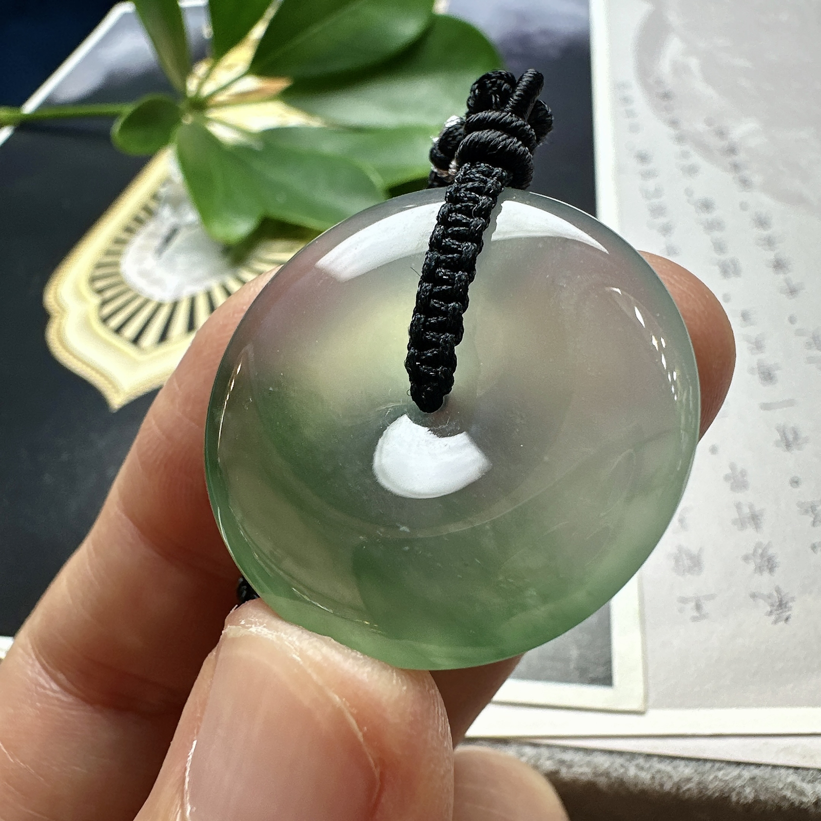 【冰种飘绿花平安扣】草绿色花，质地细腻，种老冰润，荧光强烈