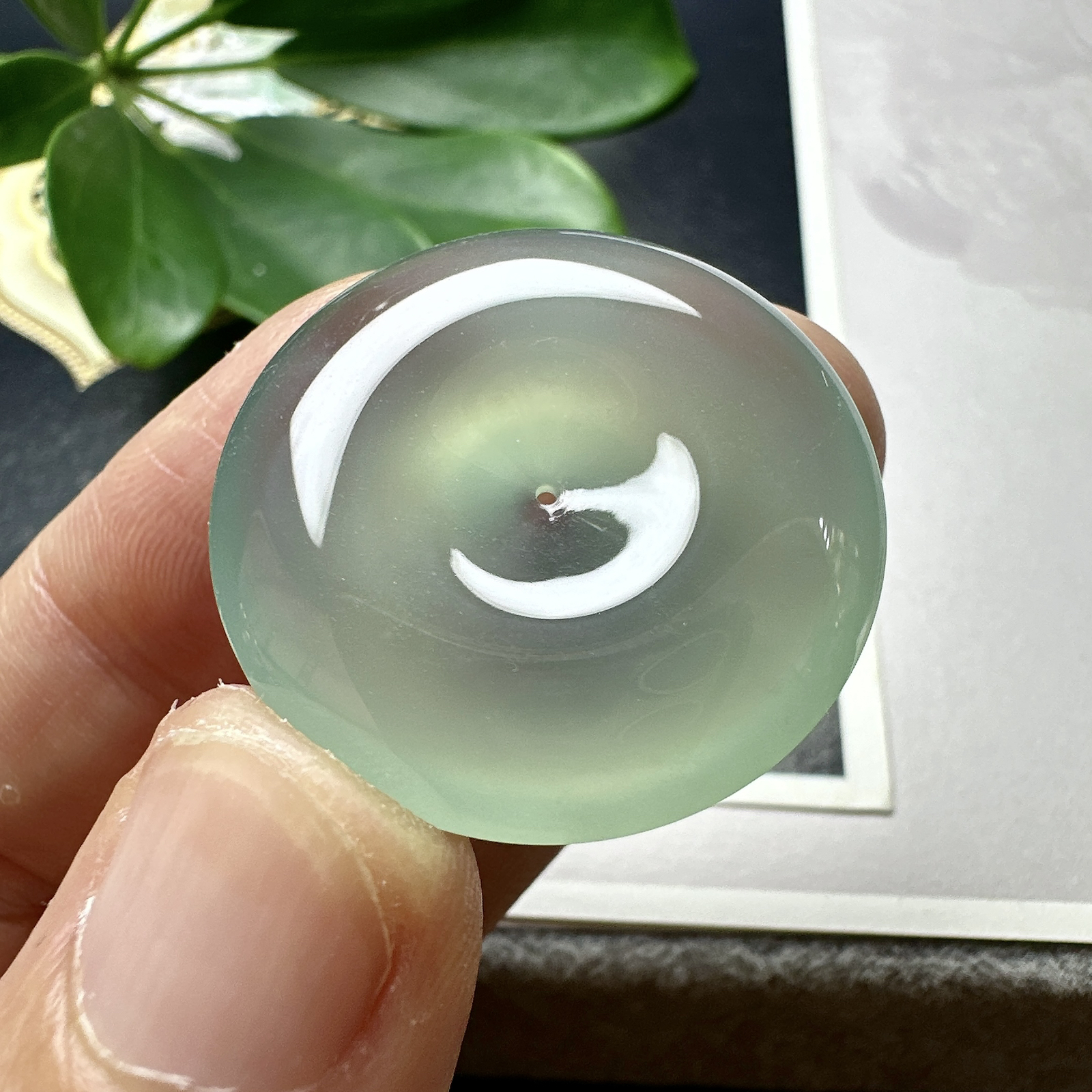 【冰种晴底平安扣】质地非常细腻，冰润十足，种老冰透，花色灵动，收藏品质。