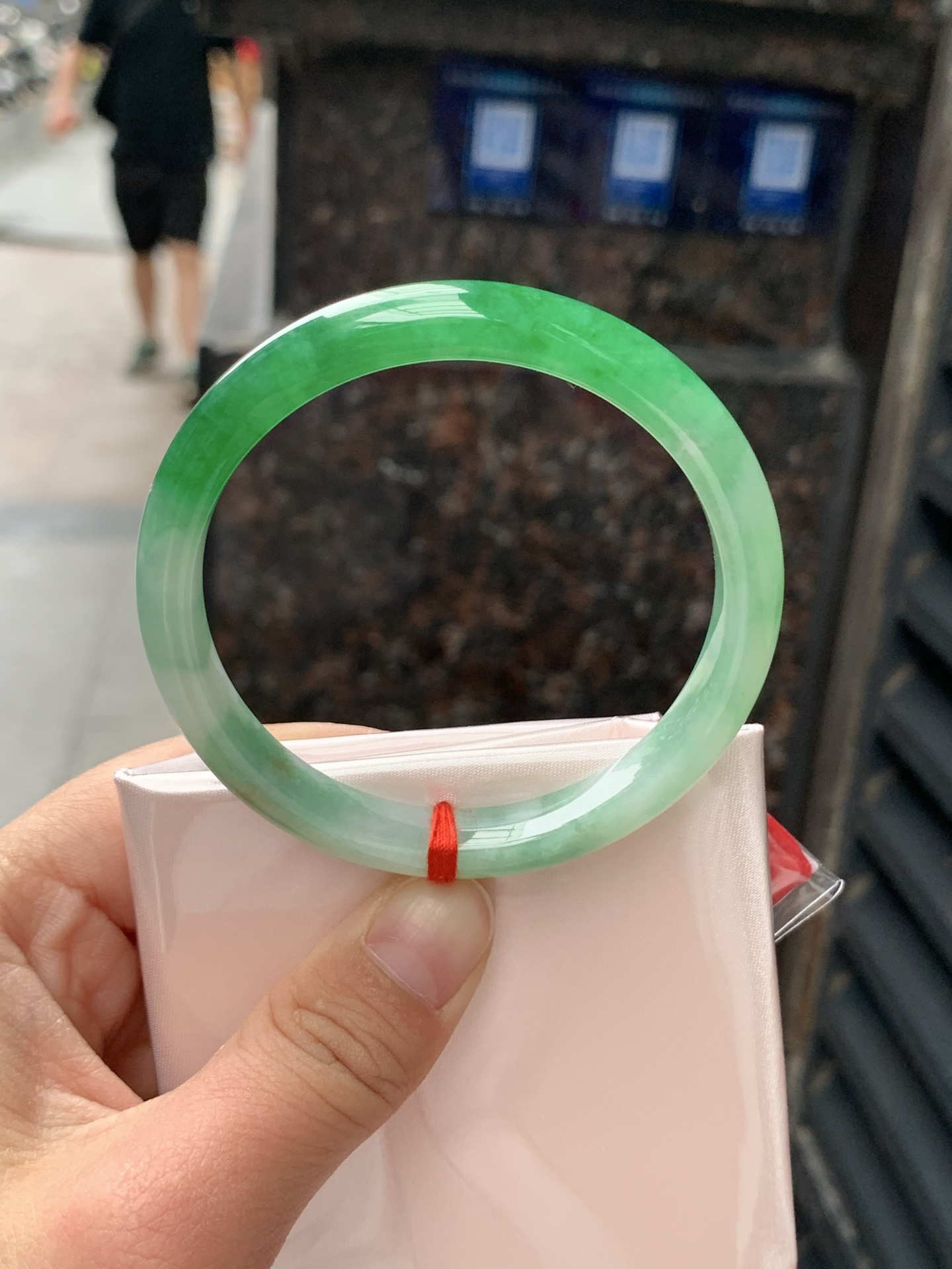 阳绿正圈，55.8/8.6/6.7，0505-N632，打灯多处纹裂，镯型小巧精致，一节阳绿底色浓郁，娇艳欲滴，上手精致贵气