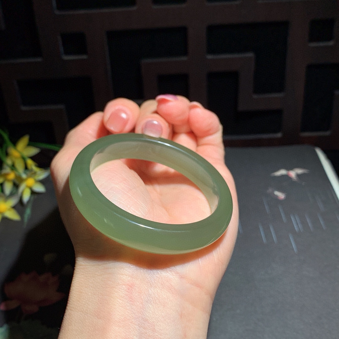 和田玉50.5圈冰底晴水色猫眼手镯！清水色猫眼，玉质细腻油润 底色纯净 无裂无杂脂粉好，品质高。