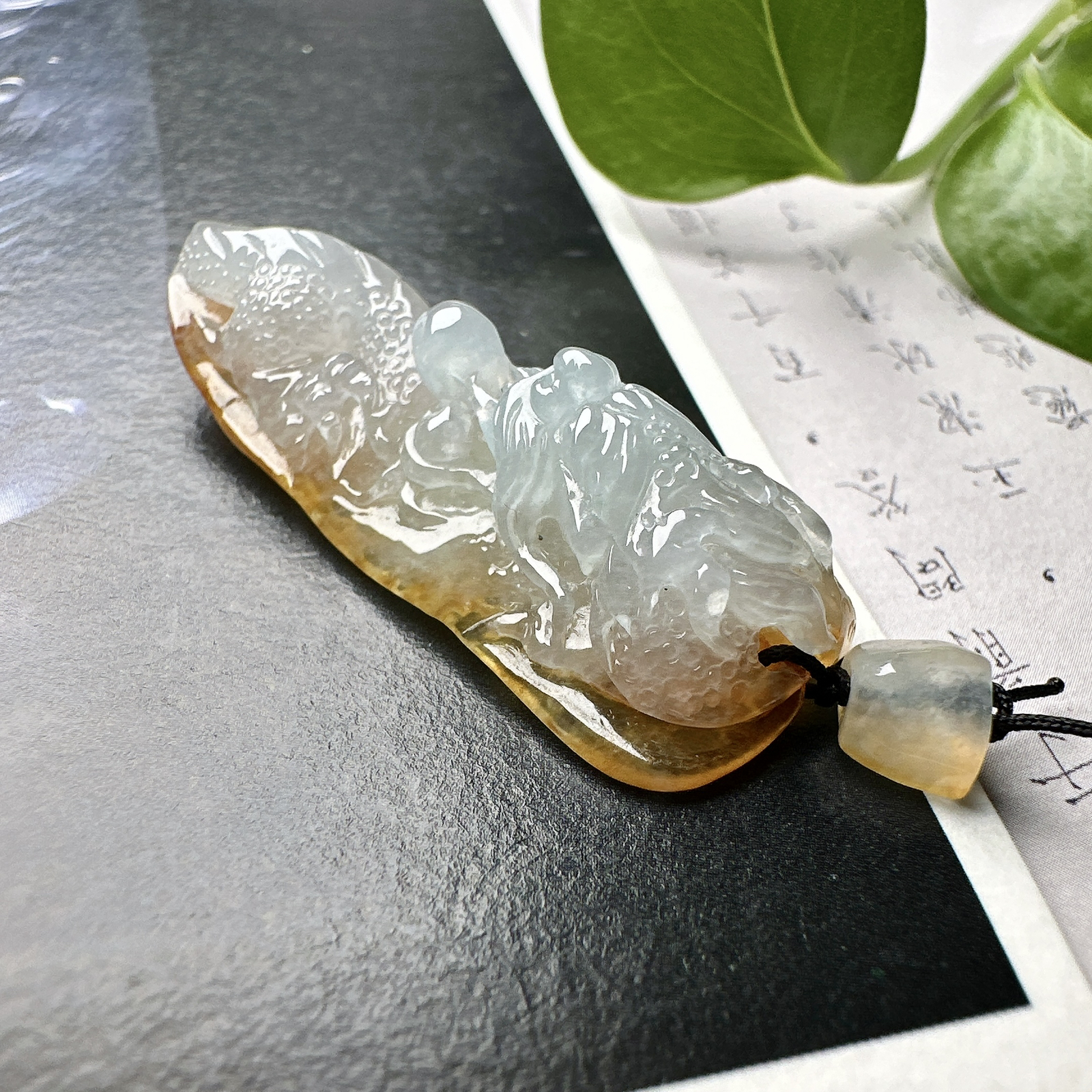 【冰种黄翡龙牌】冰润细腻，冰感好，质地很不错。雕工精细，佩戴效果好