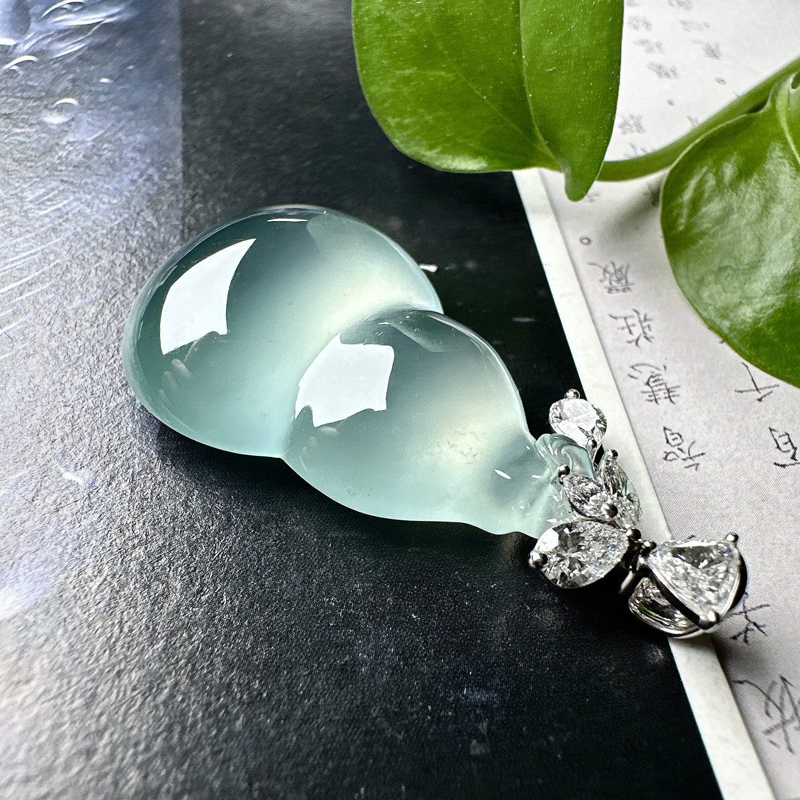 【冰种天空蓝葫芦吊坠】精品，起钢光，种地上乘，冰感十足，通透起光，饱满圆润，18k金钻镶嵌，裸石尺寸34*21.8*9.6毫米。