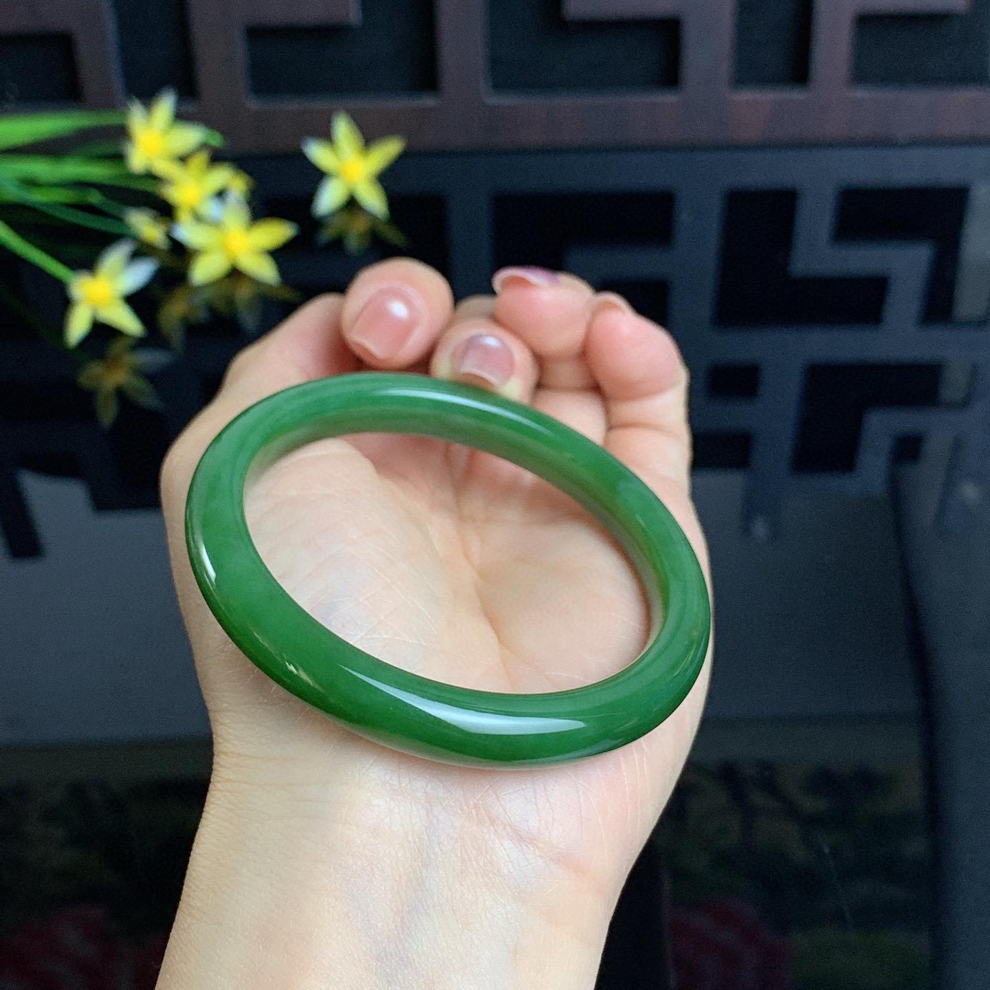 和田玉碧玉56.5圈口阳绿色碧玉手镯！玉质细腻油润 底色纯净 无裂无杂 脂粉好，品质高。