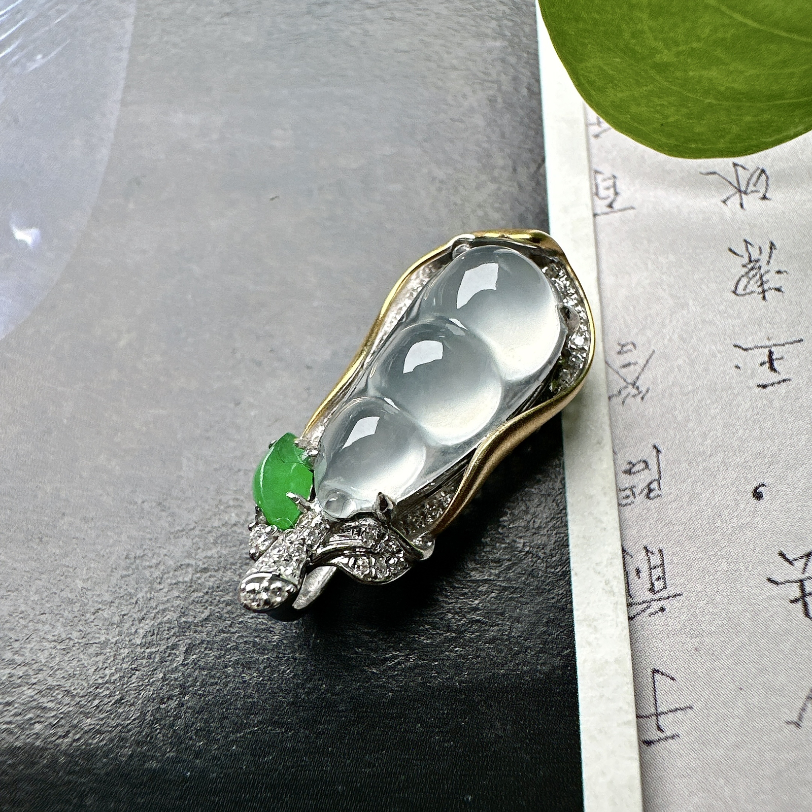 【冰种福豆吊坠】种地上乘，冰感十足，通透起光，饱满圆润，18k金钻镶嵌，裸石尺寸16.1*7.5*5.4毫米