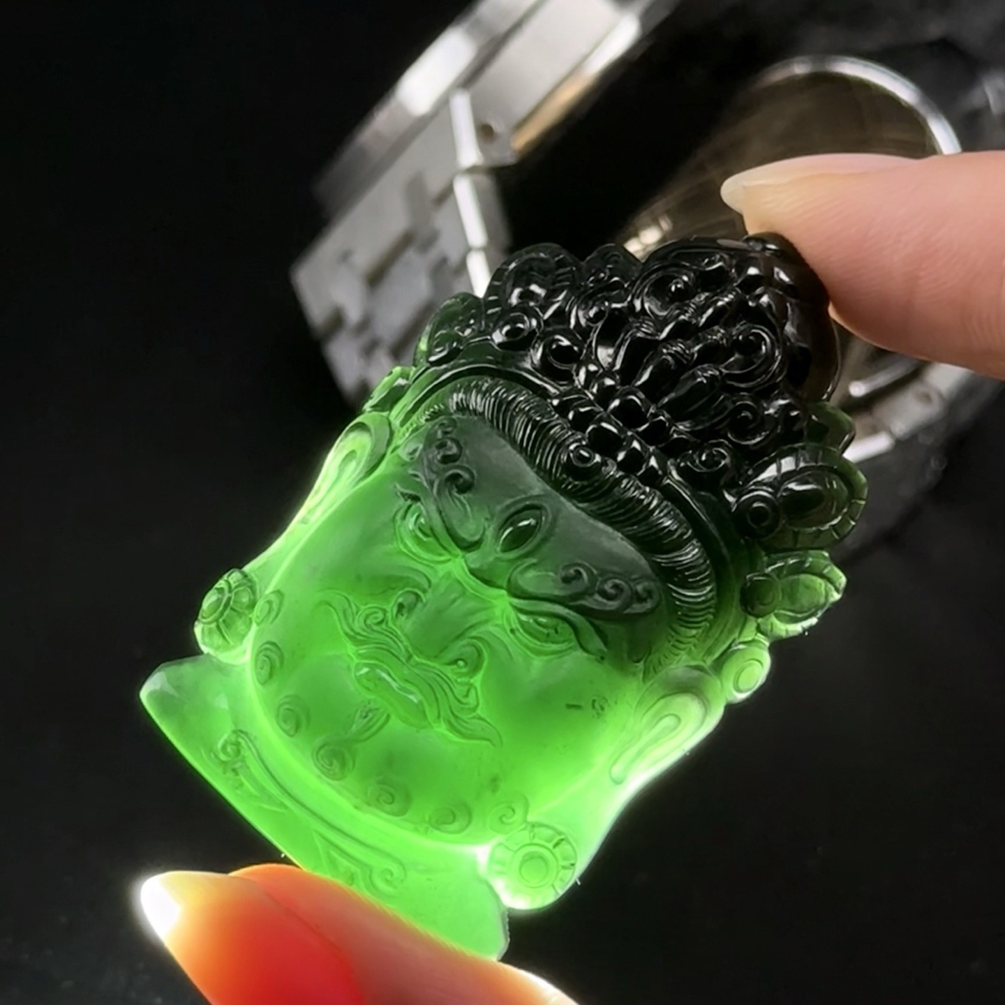 精品墨翠不动明王菩萨头雕 种好色正 黑度极好 打灯通透 油性十足 尺寸49.1