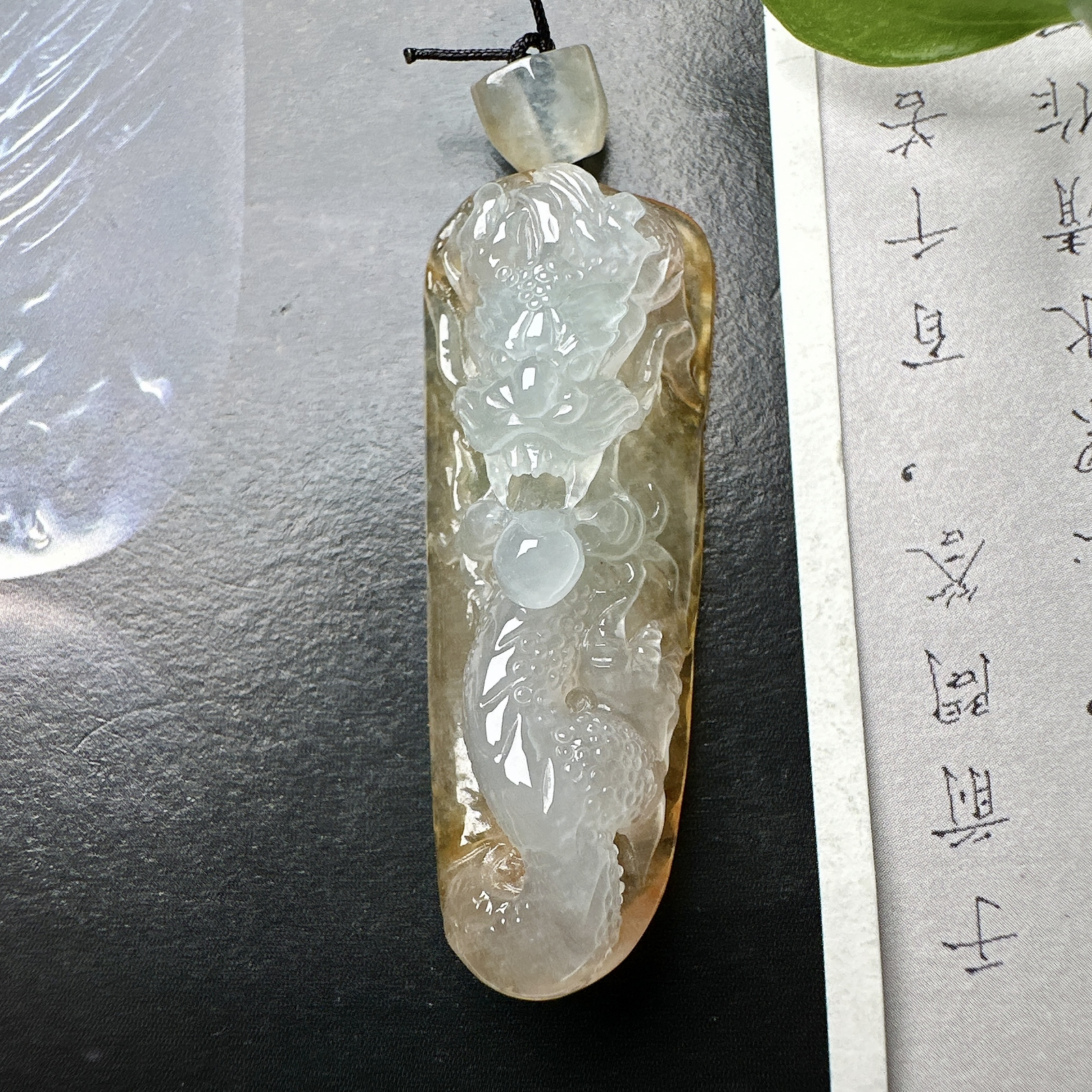 【冰种黄翡龙牌】冰润细腻，冰感好，质地很不错。雕工精细，佩戴效果好