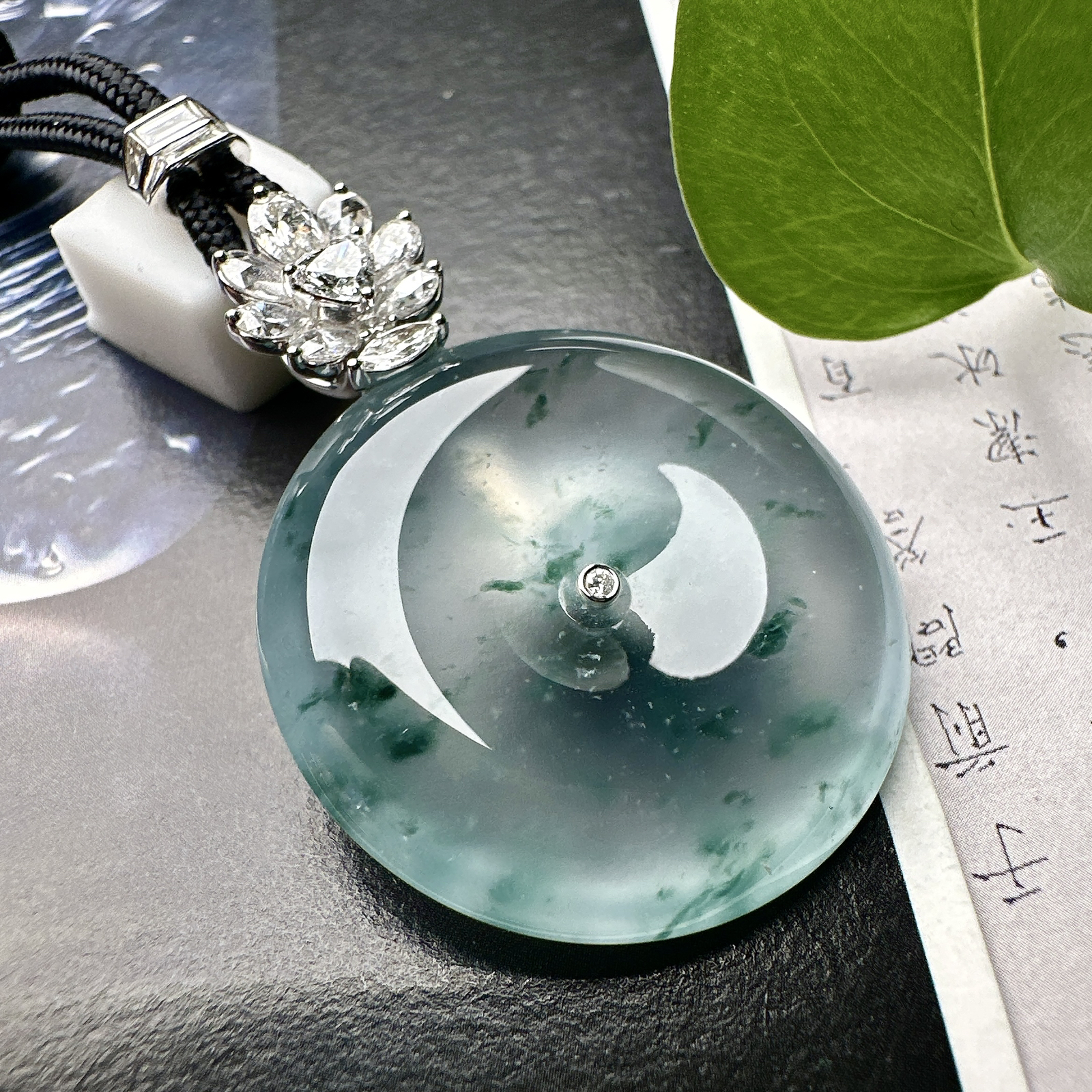 【冰种飘花平安扣】质地非常细腻，冰润十足，种老冰透，花色有特色，收藏品质。18k金钻镶嵌，裸石尺寸29.7*6.8毫米