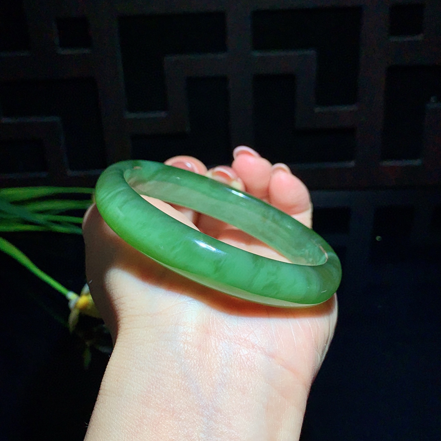 ￼ 珍藏品，和田玉碧玉62.5圈口冰底绿猫眼碧玉手镯！玉质细腻油润 底色纯净 无裂无杂 脂粉好，品质高。