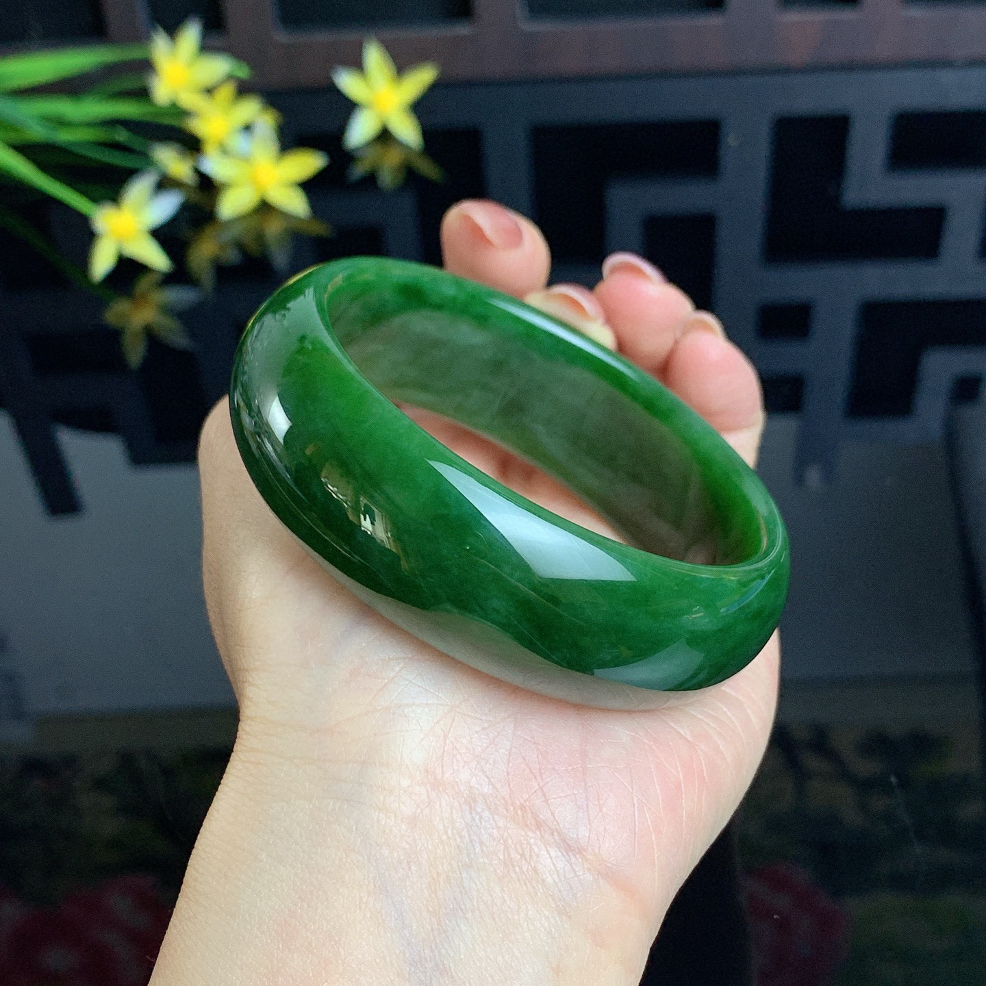 ￼ 和田玉61圈口菠菜绿宽版碧玉手镯！玉质细腻油润 底色纯净 无裂无杂 脂粉好，品质高。