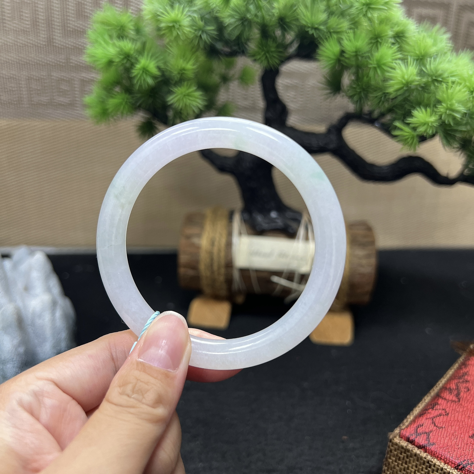 55.5圈口双耳淡紫飘绿圆条手镯（微瑕，不影响佩戴）