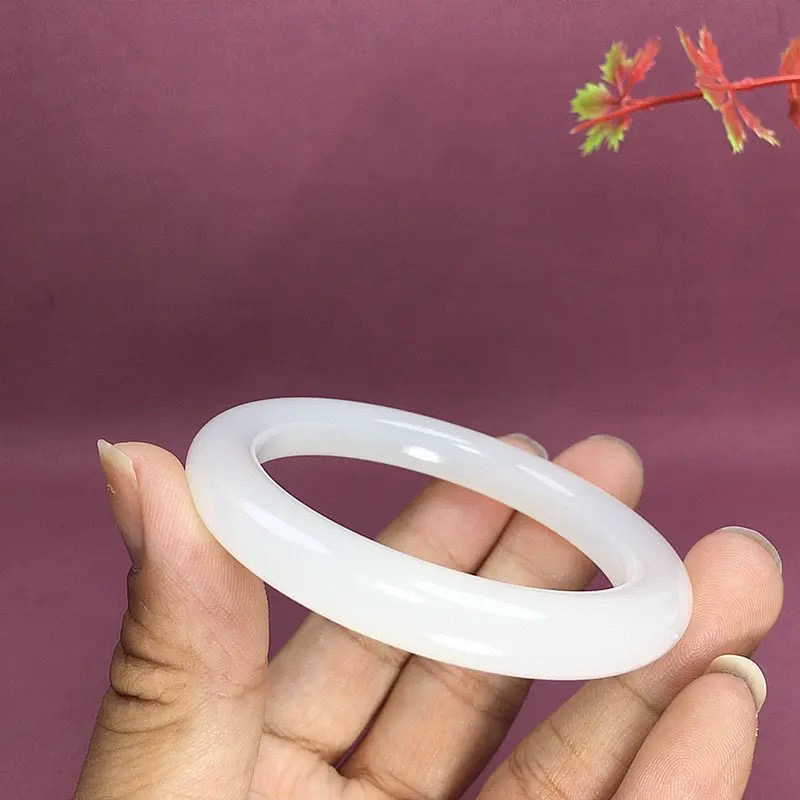52圈口和田玉羊脂白玉手镯，玉质特细腻油润，白度一级，高脂粉，高品质，️萦绕腕间时，古韵不失时尚，