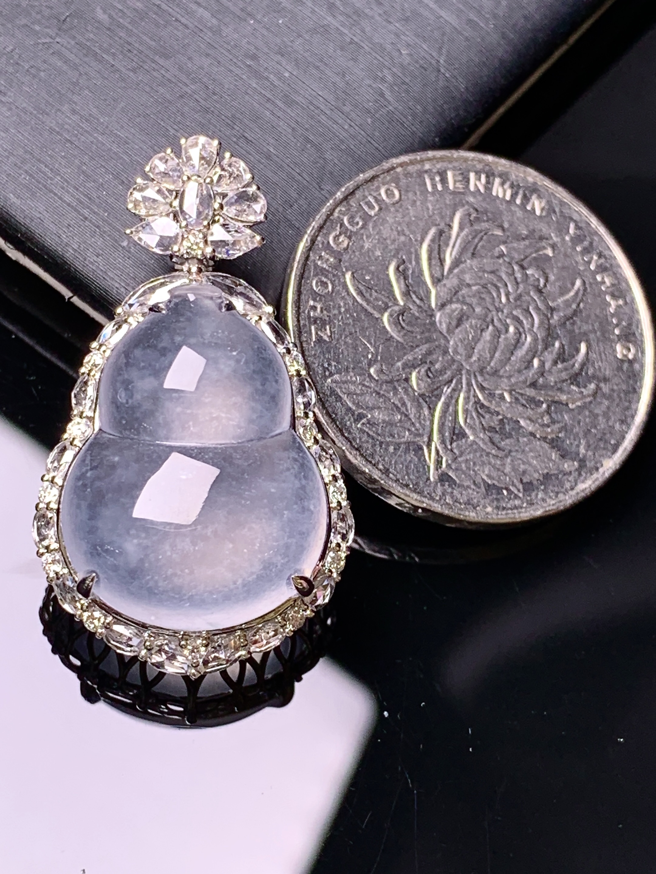18k金钻镶嵌冰种葫芦吊坠 玉质细腻 色泽艳丽清新 水润亮眼 整体尺寸32.2*18.5*10.5 g2