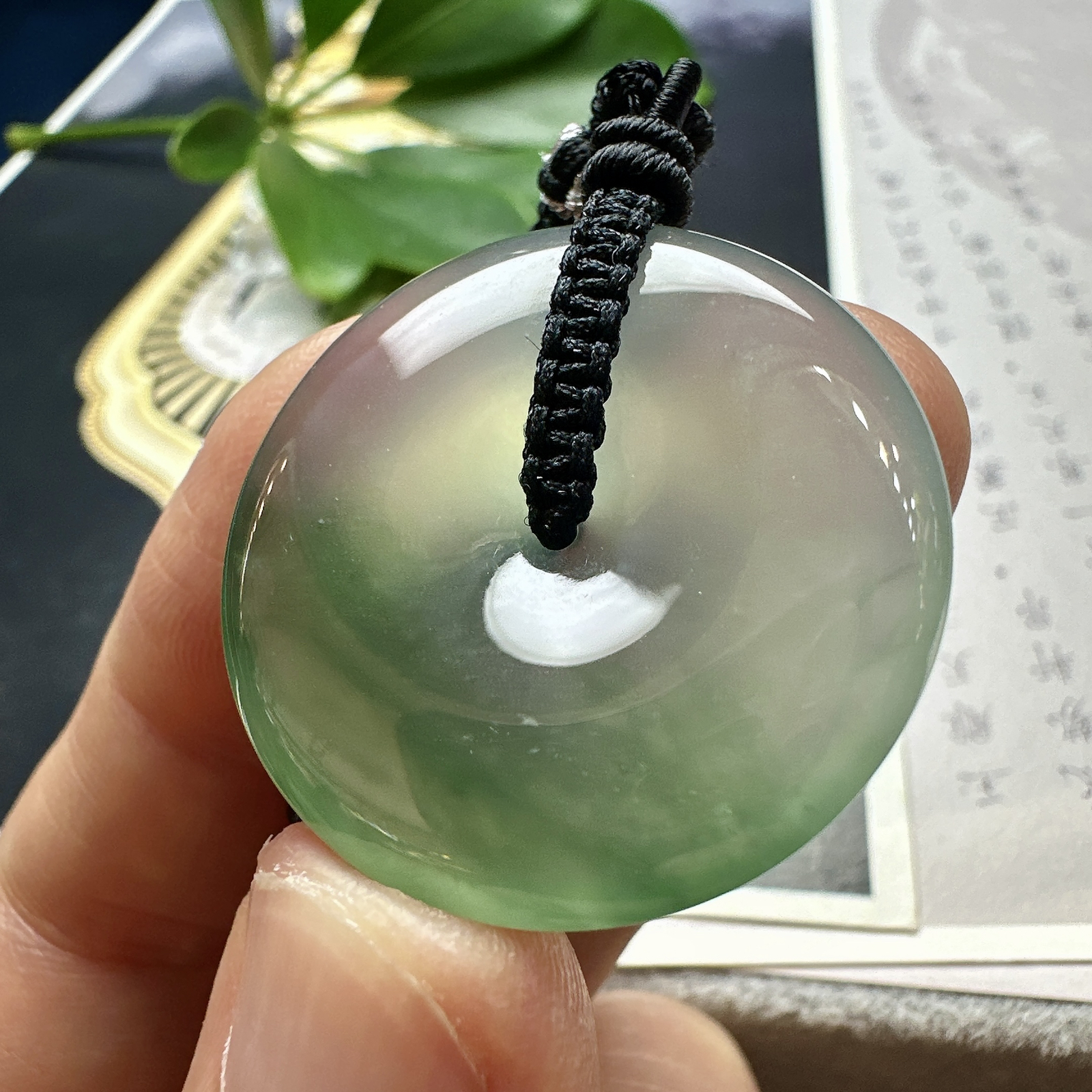 【冰种飘绿花平安扣】草绿色花，质地细腻，种老冰润，荧光强烈