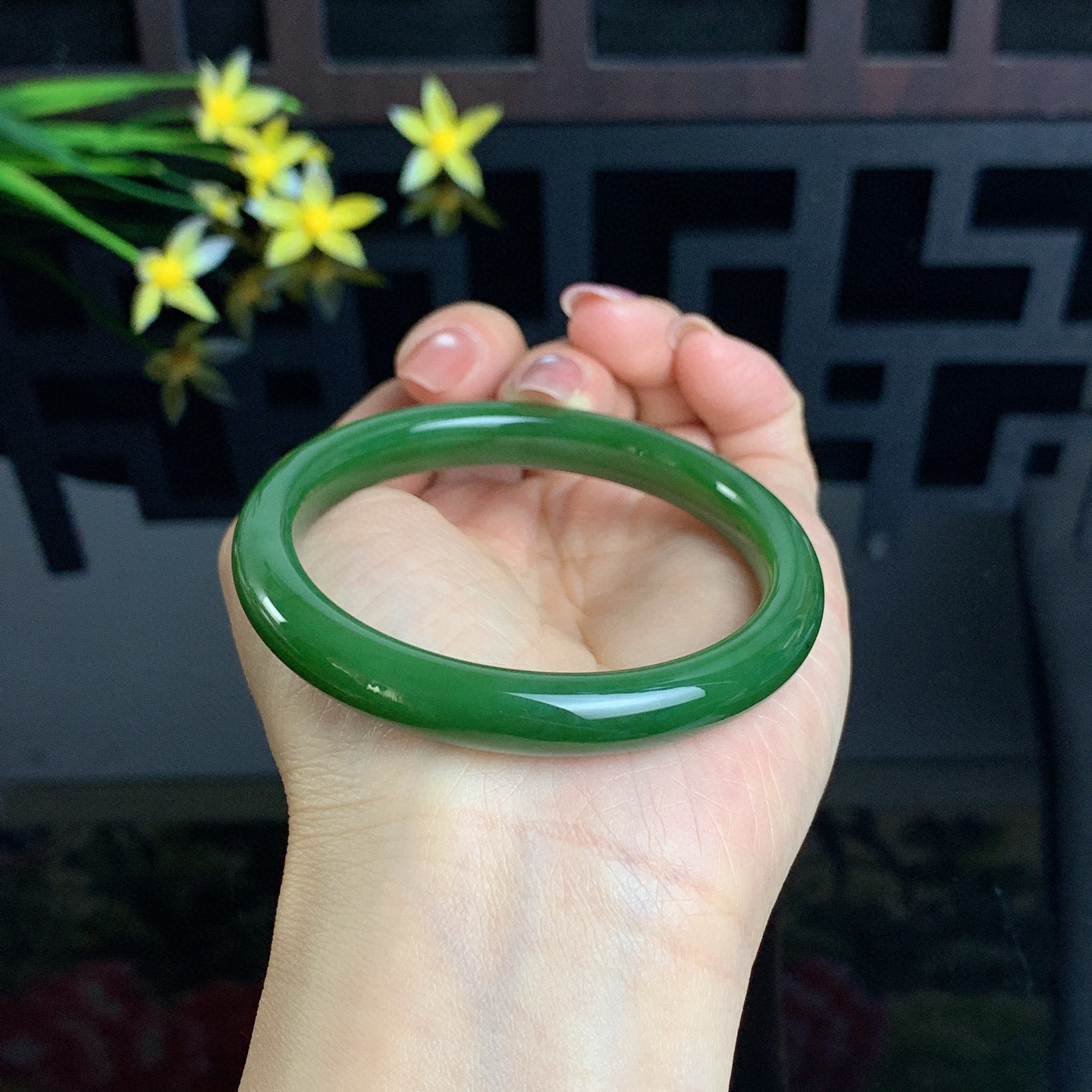 和田玉碧玉56.5圈口阳绿色碧玉手镯！玉质细腻油润 底色纯净 无裂无杂 脂粉好，品质高。
