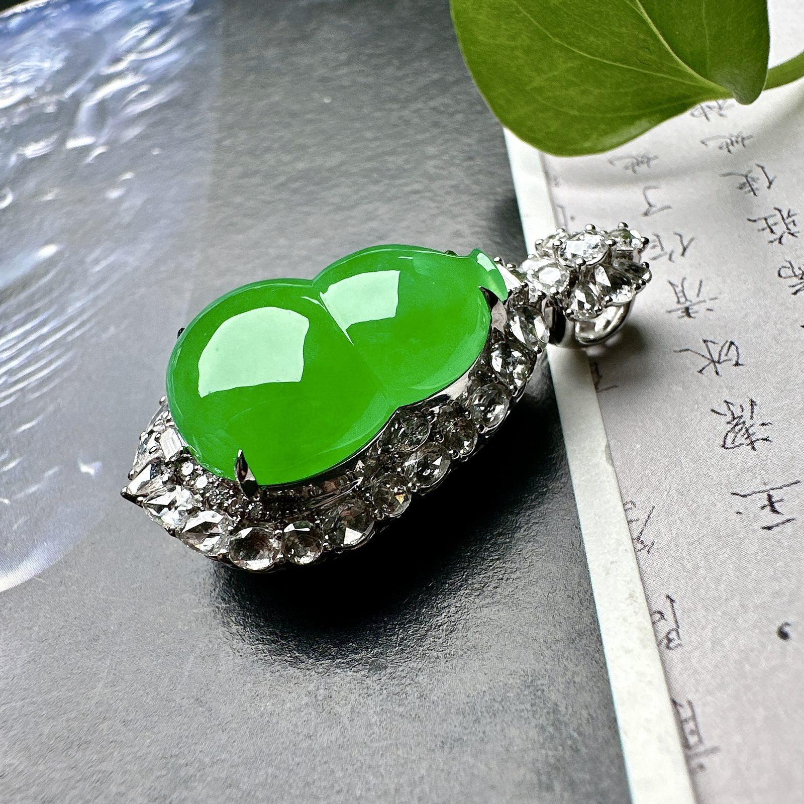 【冰种满绿葫芦吊坠】阳绿色泽，质地细腻，冰润起光，胶感强烈，冰感明显，收藏品质，18K金钻精美镶嵌，裸石尺寸20.1*14.6*6.5毫米