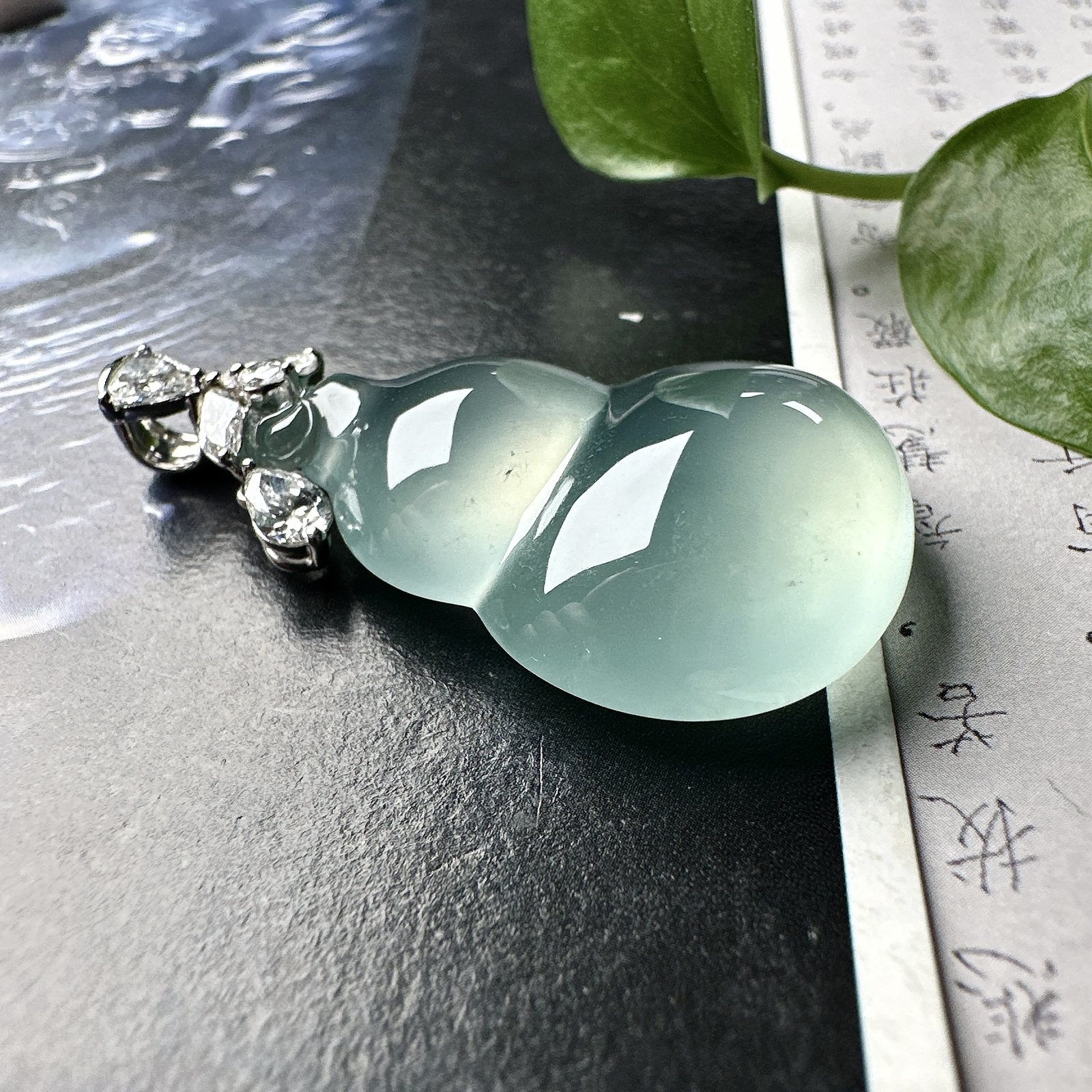 【冰种天空蓝葫芦吊坠】精品，起钢光，种地上乘，冰感十足，通透起光，饱满圆润，18k金钻镶嵌，裸石尺寸34*21.8*9.6毫米。