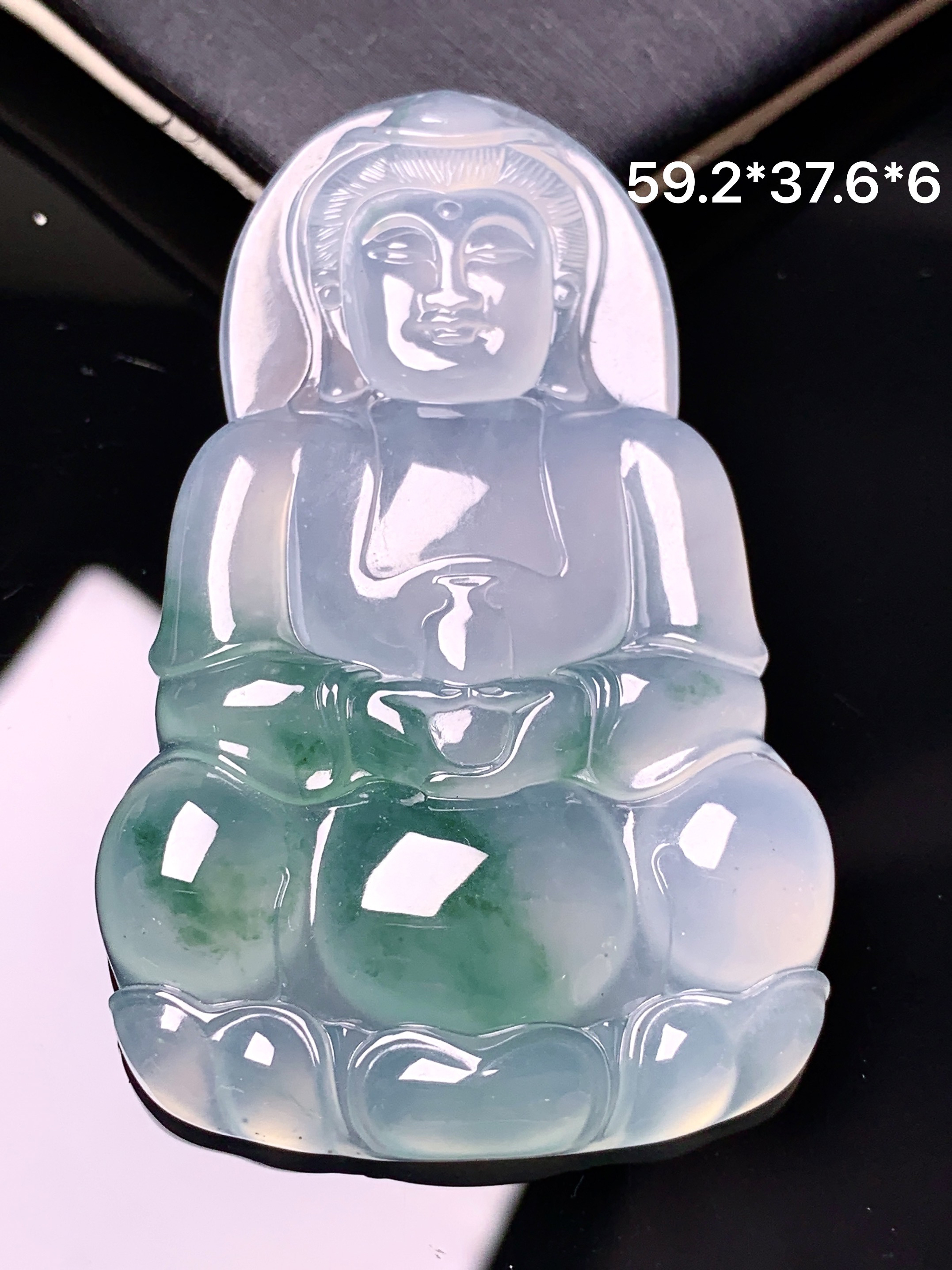 飘绿观音菩萨吊坠 玉质细腻 色泽艳丽清新 水润亮眼 整体尺寸59.2*37.6*6 x1
