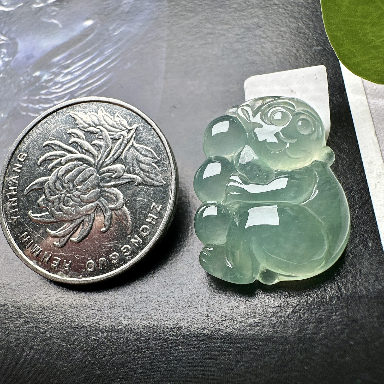 【冰种晴底生肖猴吊坠】冰润度上佳，质地细腻冰润，雕工精美，形象生动