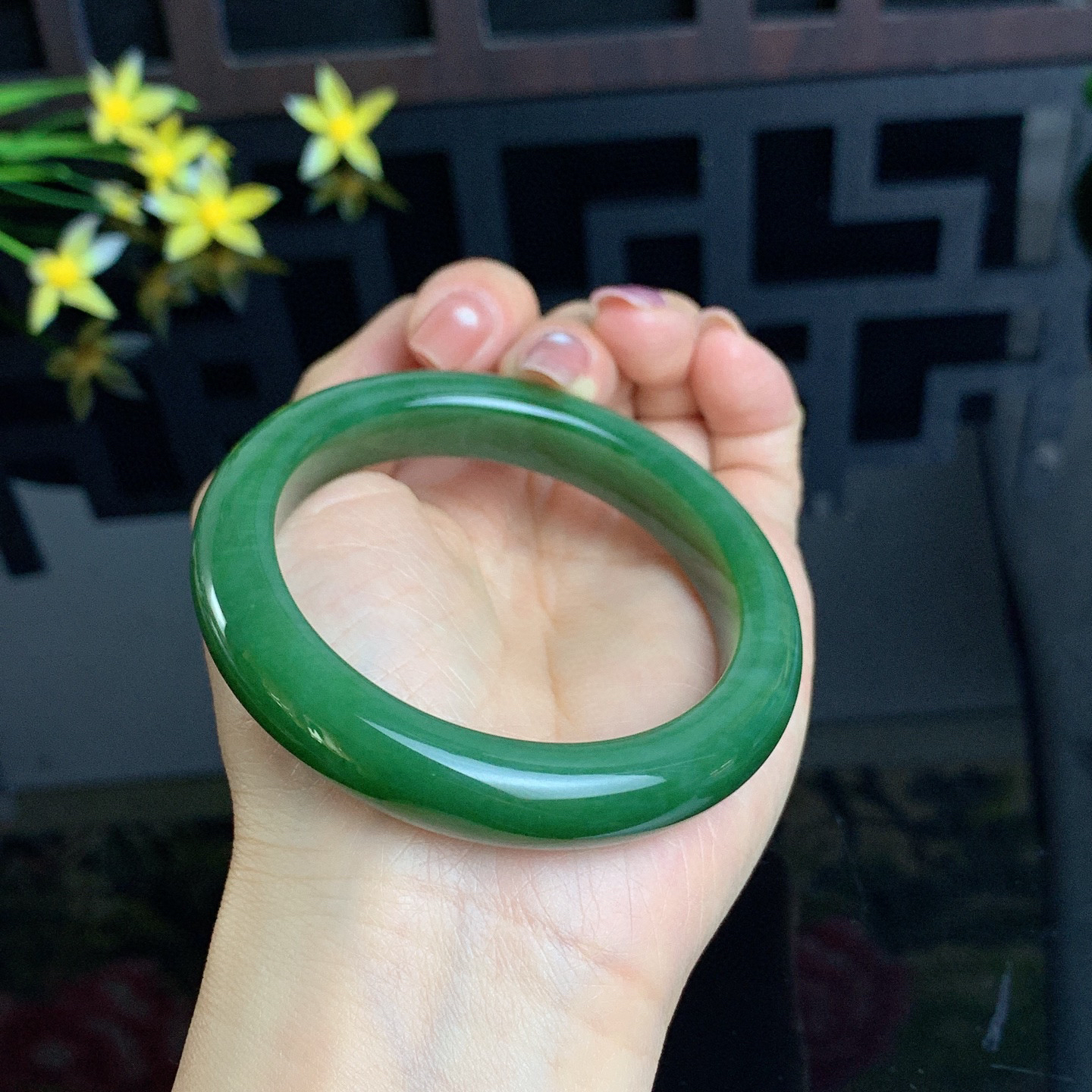 和田玉碧玉56.5圈口菠菜绿碧玉手镯！玉质细腻油润 底色纯净 无裂无杂 脂粉好，品质高。
