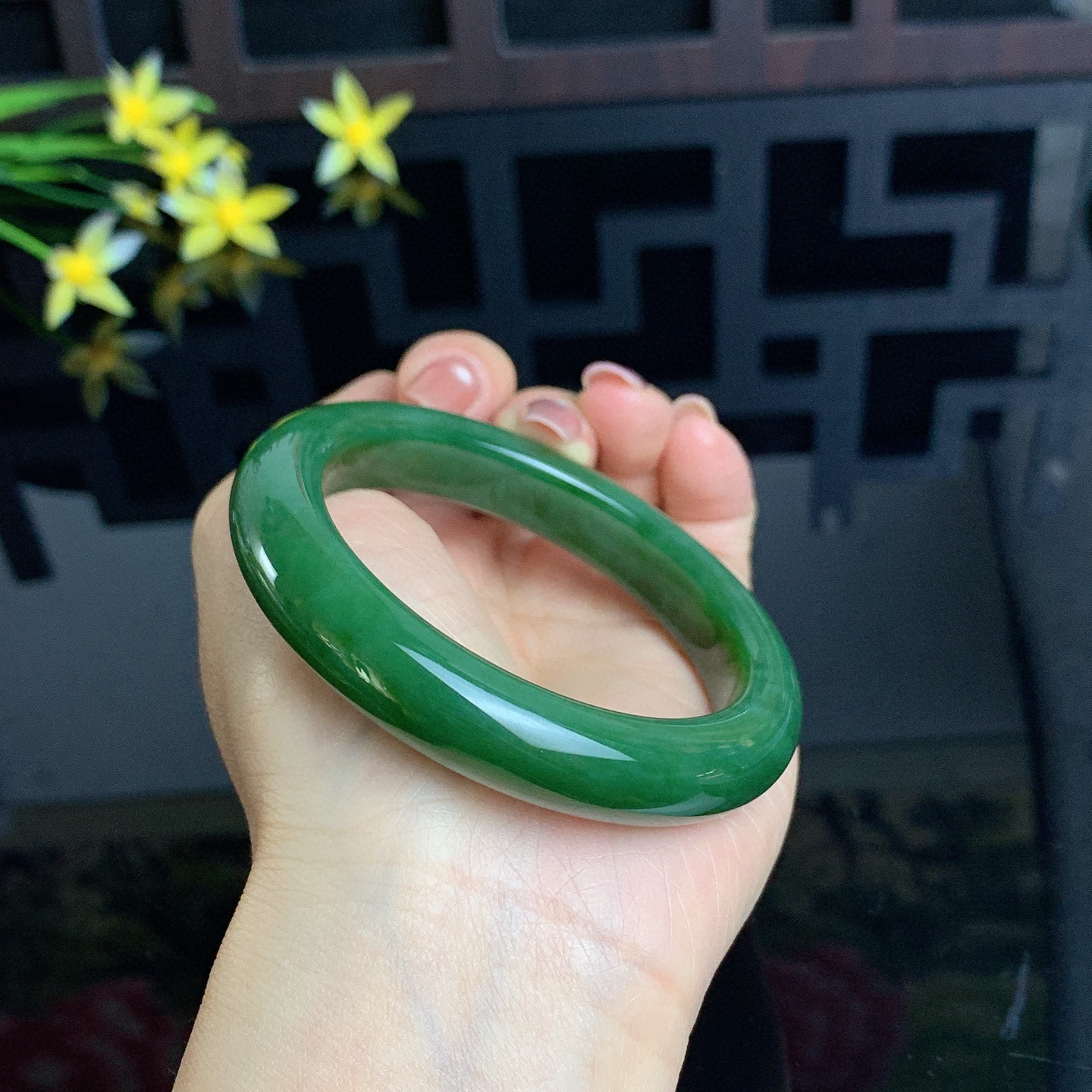 和田玉碧玉56.5圈口菠菜绿碧玉手镯！玉质细腻油润 底色纯净 无裂无杂 脂粉好，品质高。