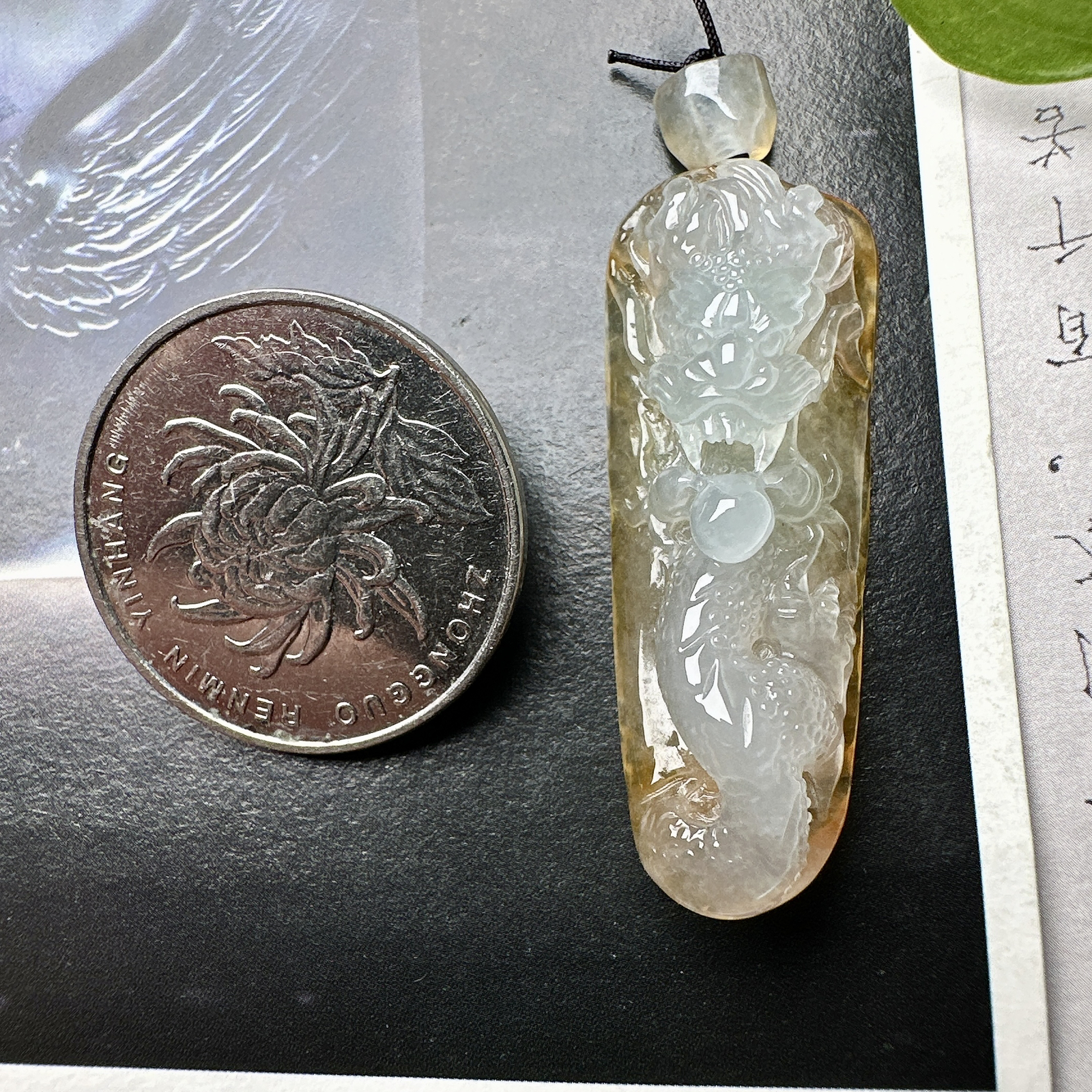 【冰种黄翡龙牌】冰润细腻，冰感好，质地很不错。雕工精细，佩戴效果好