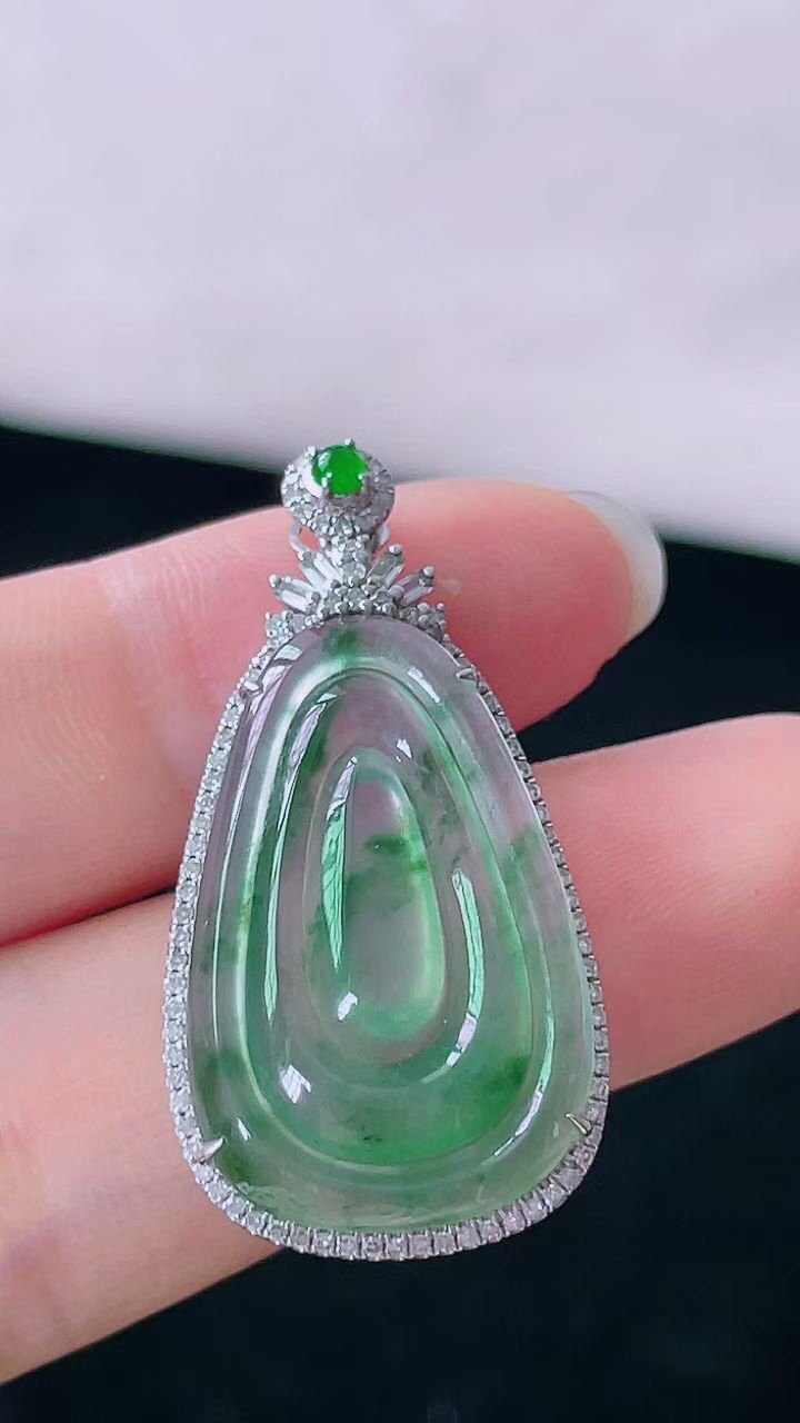 【翡翠名称】18K金镶钻冰飘花福贝吊坠
【翡翠尺寸】含金34.6/17.4/6.4mm
【翡翠描述】