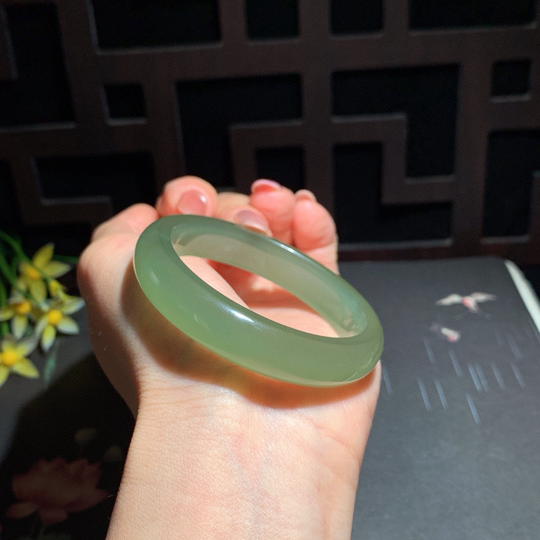 和田玉50.5圈冰底晴水色猫眼手镯！清水色猫眼，玉质细腻油润 底色纯净 无裂无杂脂粉好，品质高。