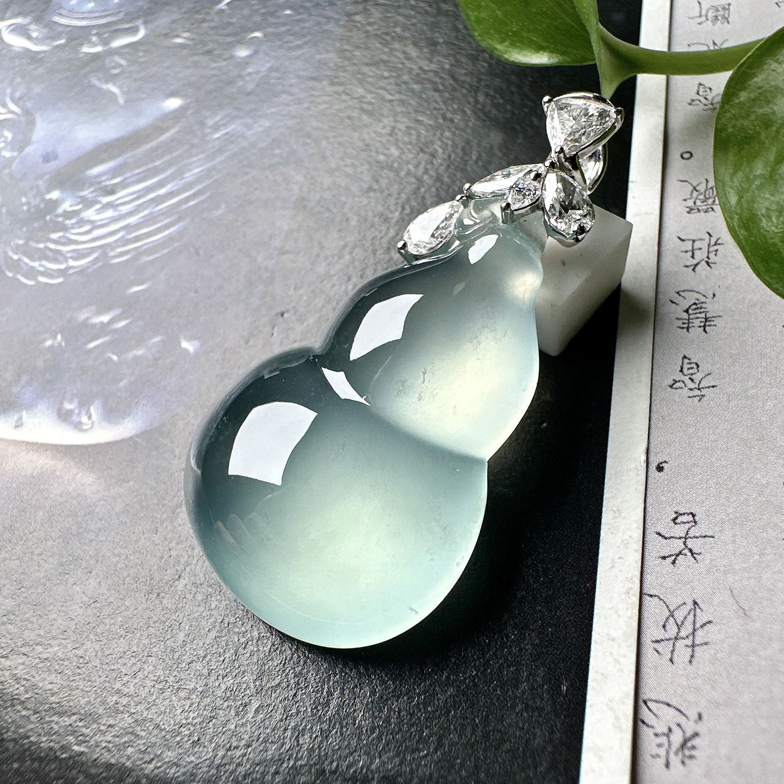 【冰种天空蓝葫芦吊坠】精品，起钢光，种地上乘，冰感十足，通透起光，饱满圆润，18k金钻镶嵌，裸石尺寸34*21.8*9.6毫米。