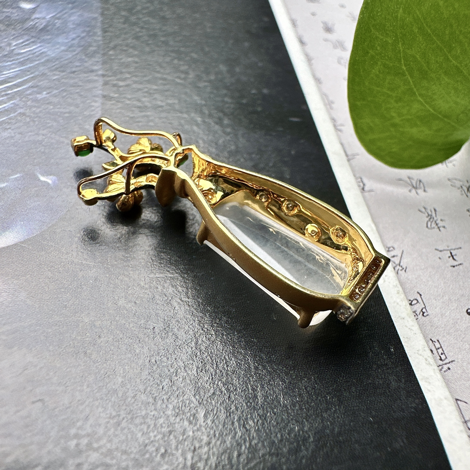 【冰种无事柱吊坠】精品，种水上乘，通透闪亮，晶莹剔透。18K金钻镶嵌，裸石尺寸14.6*9.8*5毫米