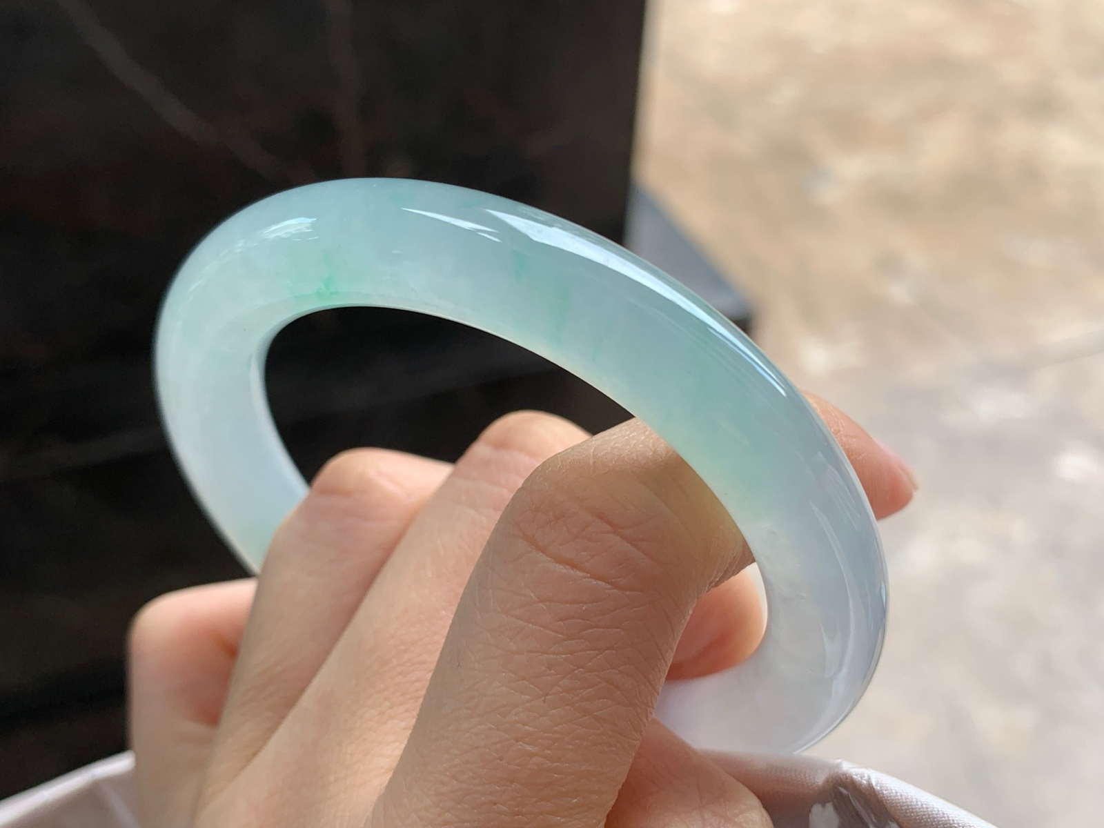 53.5-9.8

冰飘绿圆条手镯^_^透亮水润