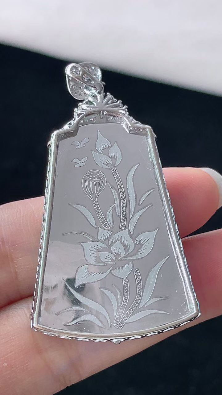 【翡翠名称】18K金镶钻冰阳绿无事牌吊坠
【翡翠尺寸】含金49/28/5.6mm
【翡翠描述】宝贝种老水足，玉质细腻，色泽靓丽，性价比高，佩戴效果好！
【其它赠送】权威证书/精美挂绳盒子/支持全国复检
