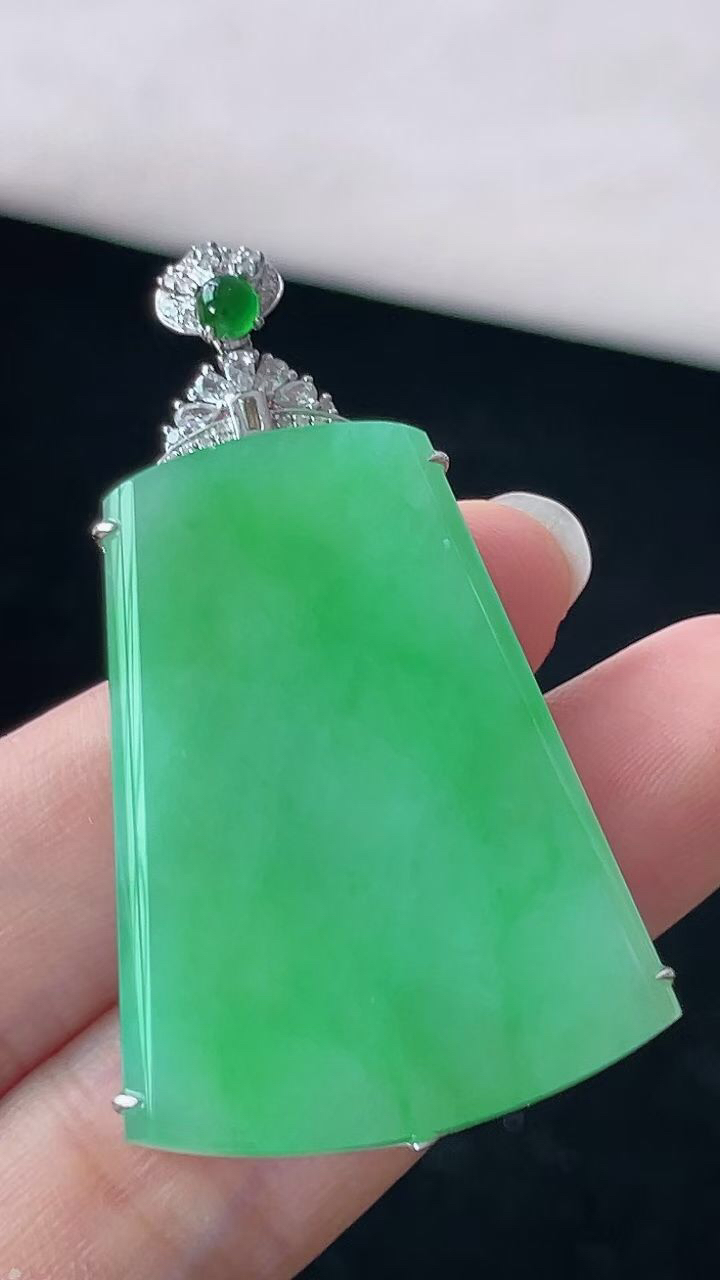 【翡翠名称】18K金镶钻冰阳绿无事牌吊坠
【翡翠尺寸】含金49/28/5.6mm
【翡翠描述】宝贝种老水足，玉质细腻，色泽靓丽，性价比高，佩戴效果好！
【其它赠送】权威证书/精美挂绳盒子/支持全国复检