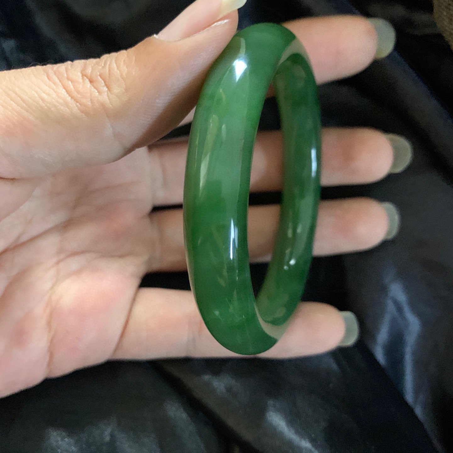 56圈口和田玉碧玉菠菜绿圆条手镯，和田玉56圈口碧玉手镯，镯型古朴典雅。在诗情画意的雨巷相遇，你是我腕间的一抹风情，有你眸有深情.清风荡漾湖间静水，我愿俯身低眉，在烟波涟漪处寻