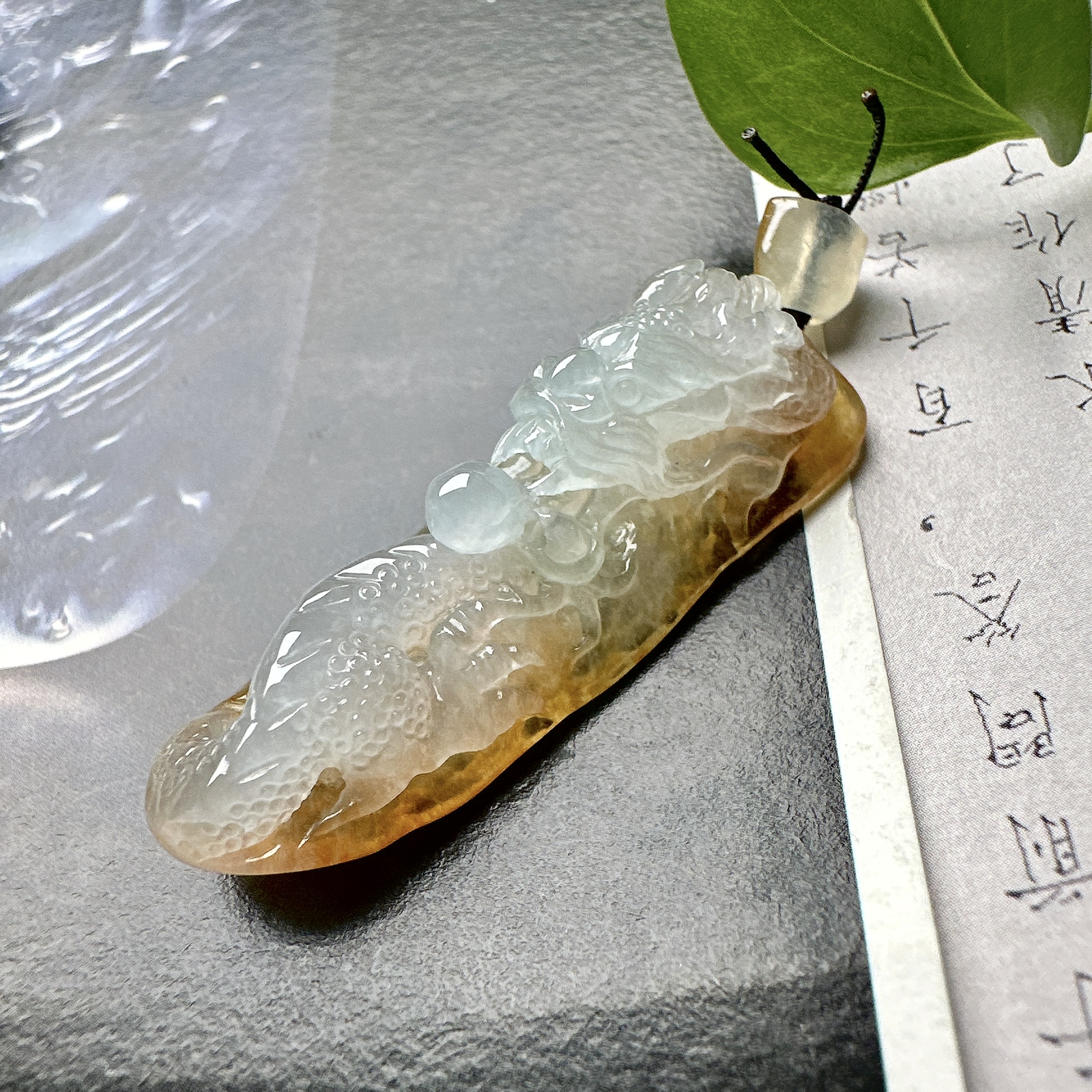 【冰种黄翡龙牌】冰润细腻，冰感好，质地很不错。雕工精细，佩戴效果好