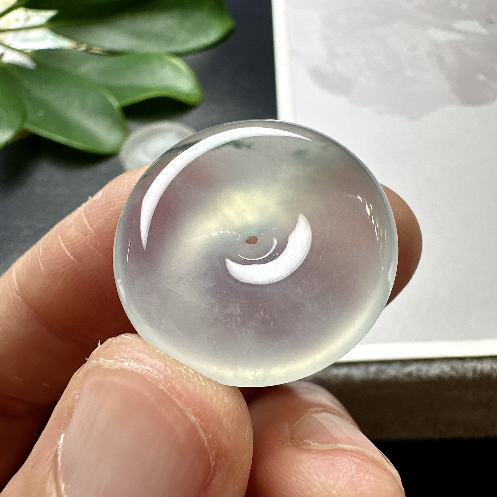 【冰种飘花平安扣】质地非常细腻，冰润十足，种老冰透，花色灵动，收藏品质
