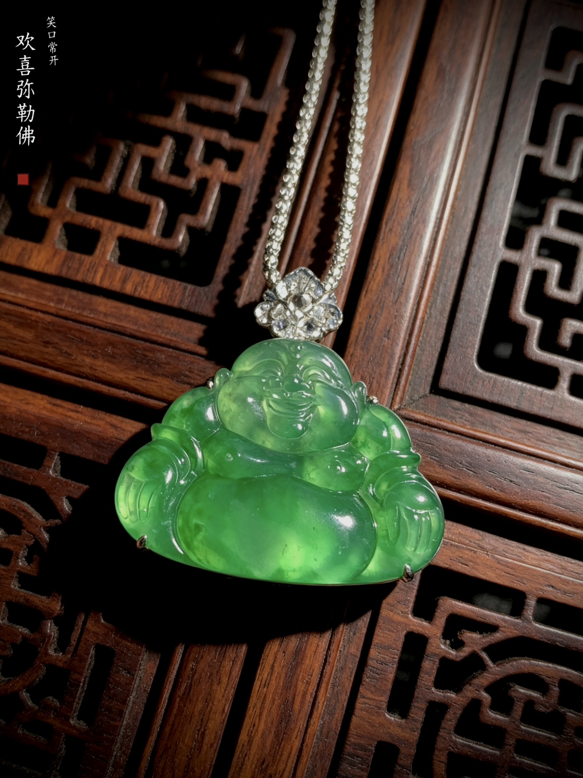 笑口常开弥勒佛，
裸石29.2-20.6-4mm，
整体29.2-28.2-7.5mm，7.09g，
18K金，南非钻，不配链