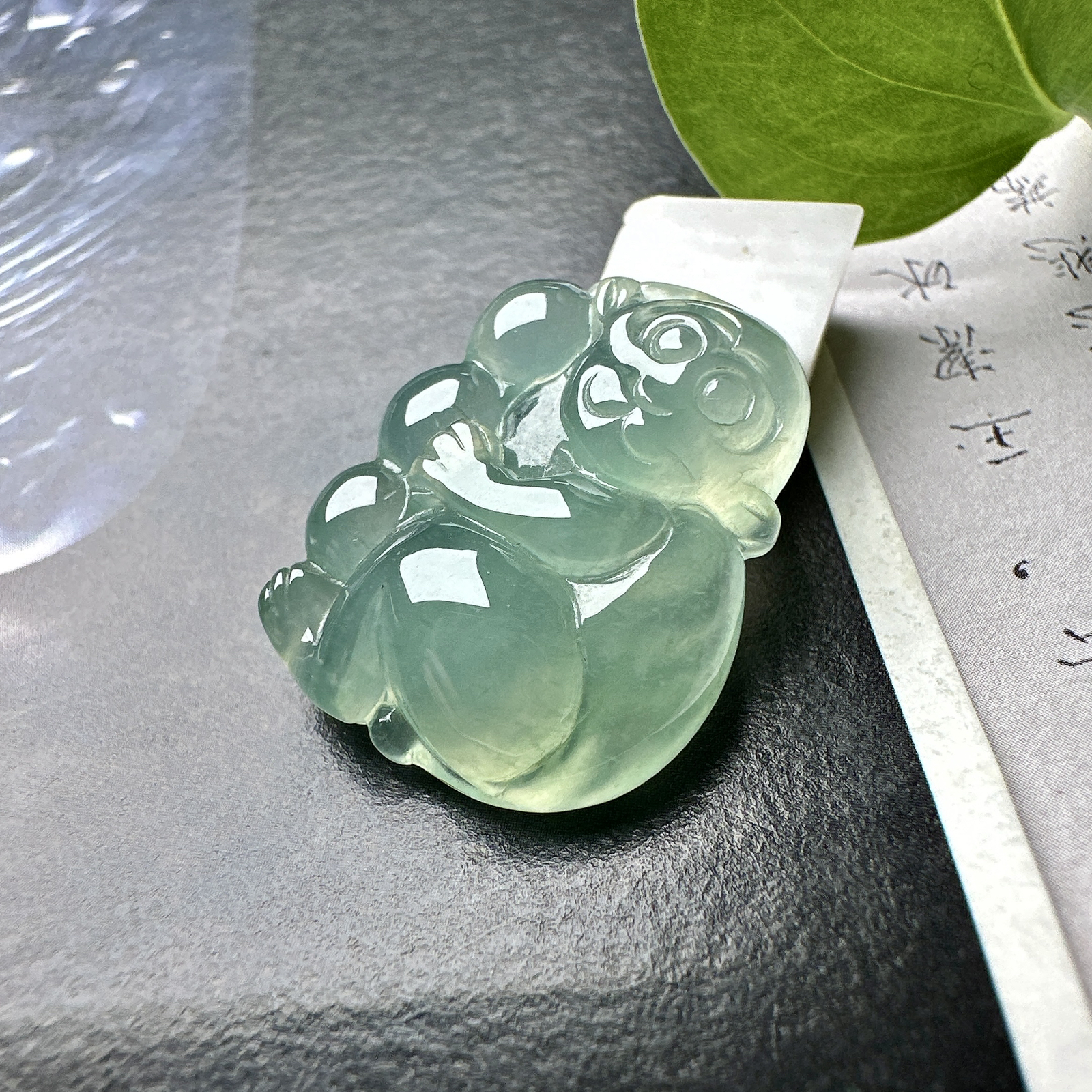 【冰种晴底生肖猴吊坠】冰润度上佳，质地细腻冰润，雕工精美，形象生动
