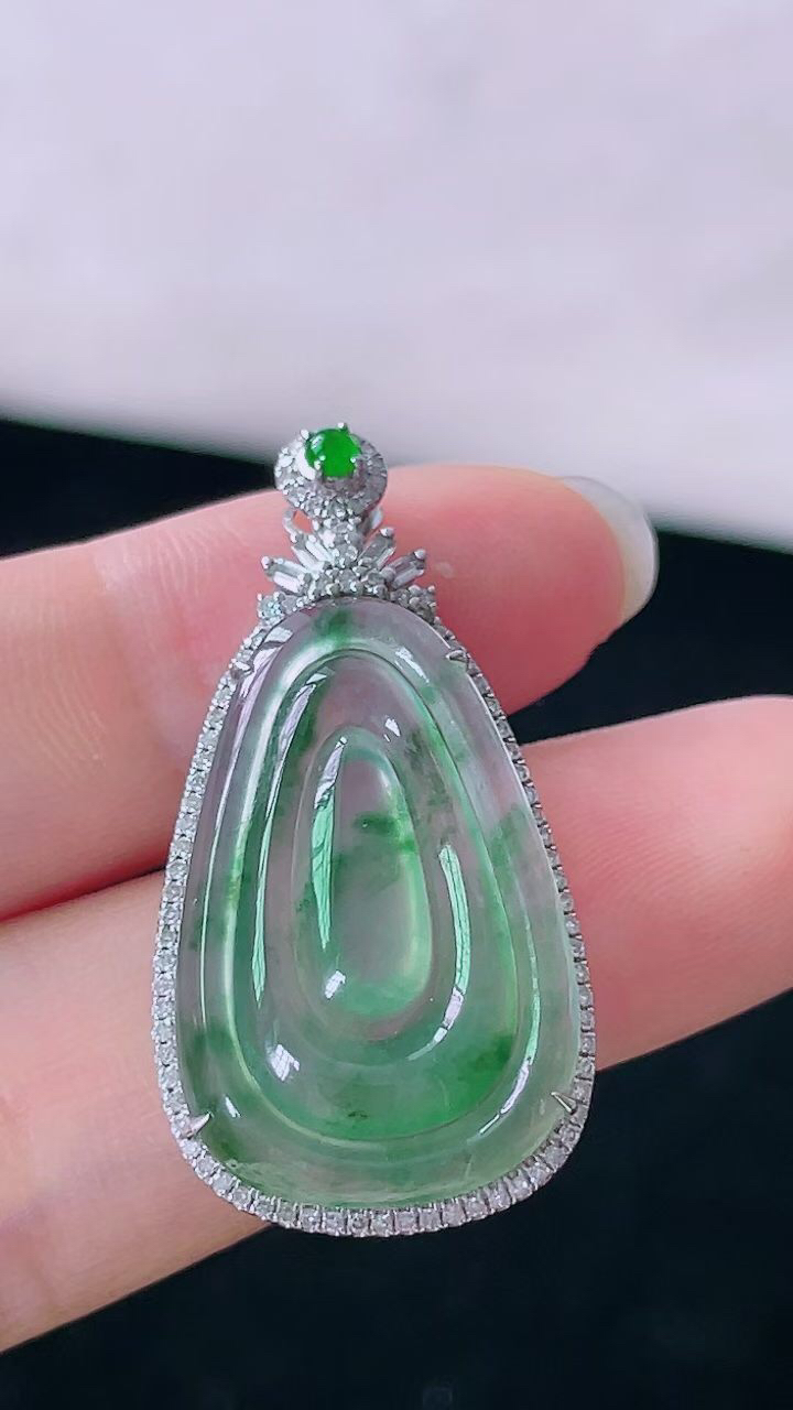 【翡翠名称】18K金镶钻冰飘花福贝吊坠
【翡翠尺寸】含金34.6/17.4/6.4mm
【翡翠描述】宝贝种老水足，玉质细腻，色泽靓丽，性价比高，佩戴效果好！
【其它赠送】权威证书/精美挂绳盒子/支持全国复检