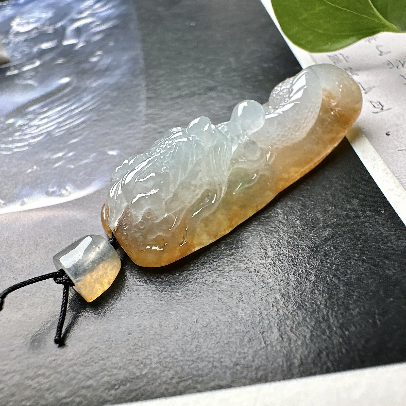 【冰种黄翡龙牌】冰润细腻，冰感好，质地很不错。雕工精细，佩戴效果好