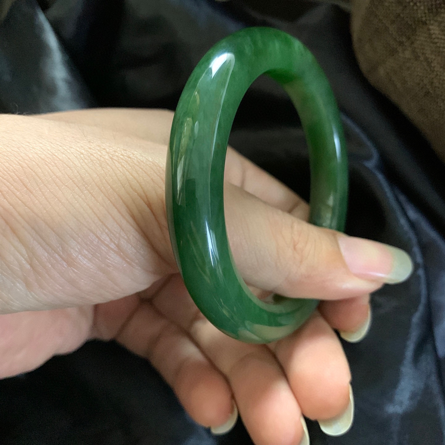 55圈口和田玉碧玉菠菜绿猫眼手镯，和田玉55圈口碧玉猫眼手镯，镯型古朴典雅。在诗情画意的雨巷相遇，你是我腕间的一抹风情，有你眸有深情.清风荡漾湖间静水，我愿俯身低眉，在烟波涟漪处寻