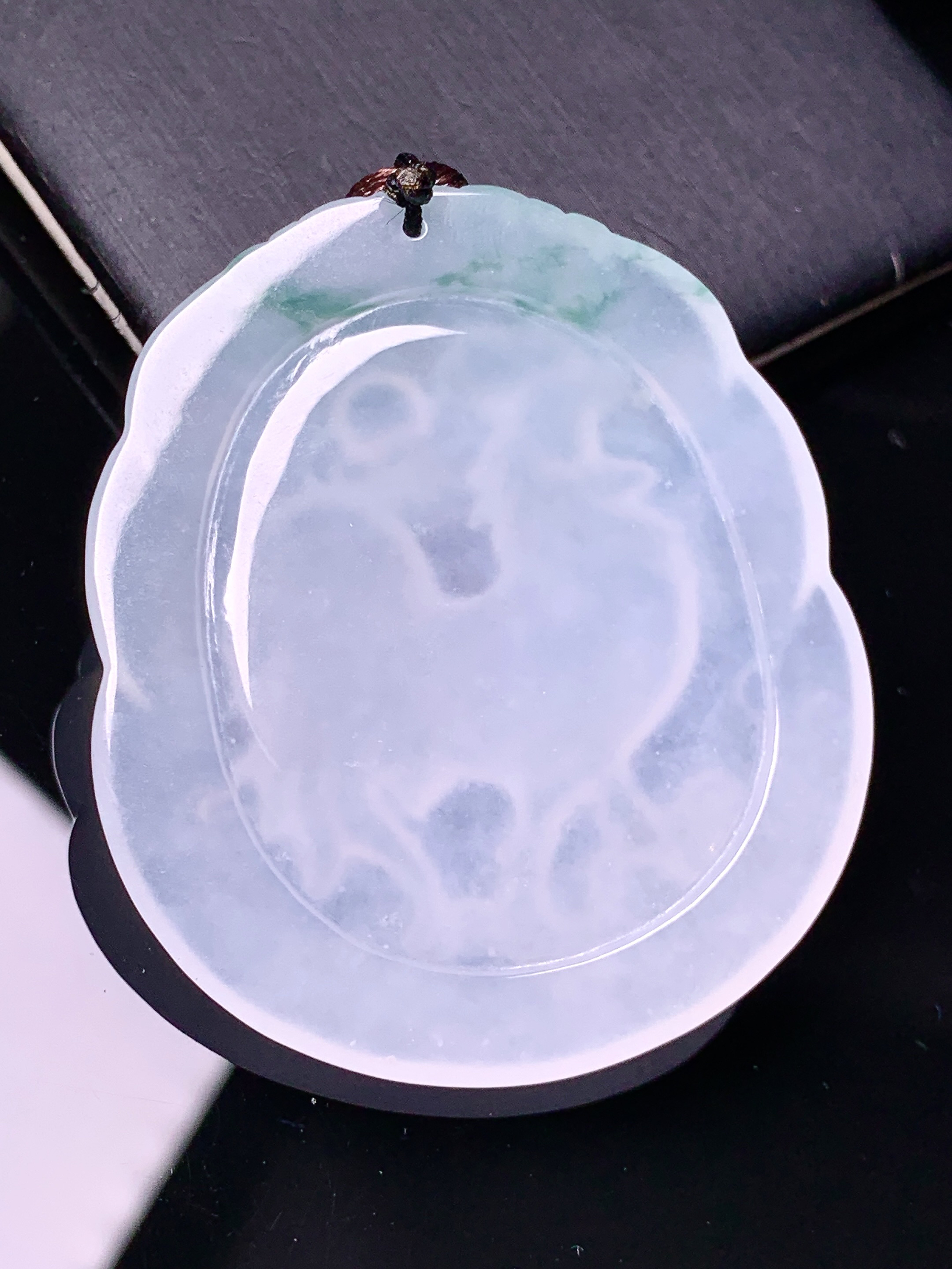 冰种生肖鸡吊坠 玉质细腻 色泽艳丽清新 水润亮眼 整体尺寸48.7*42.5*5.8 b2