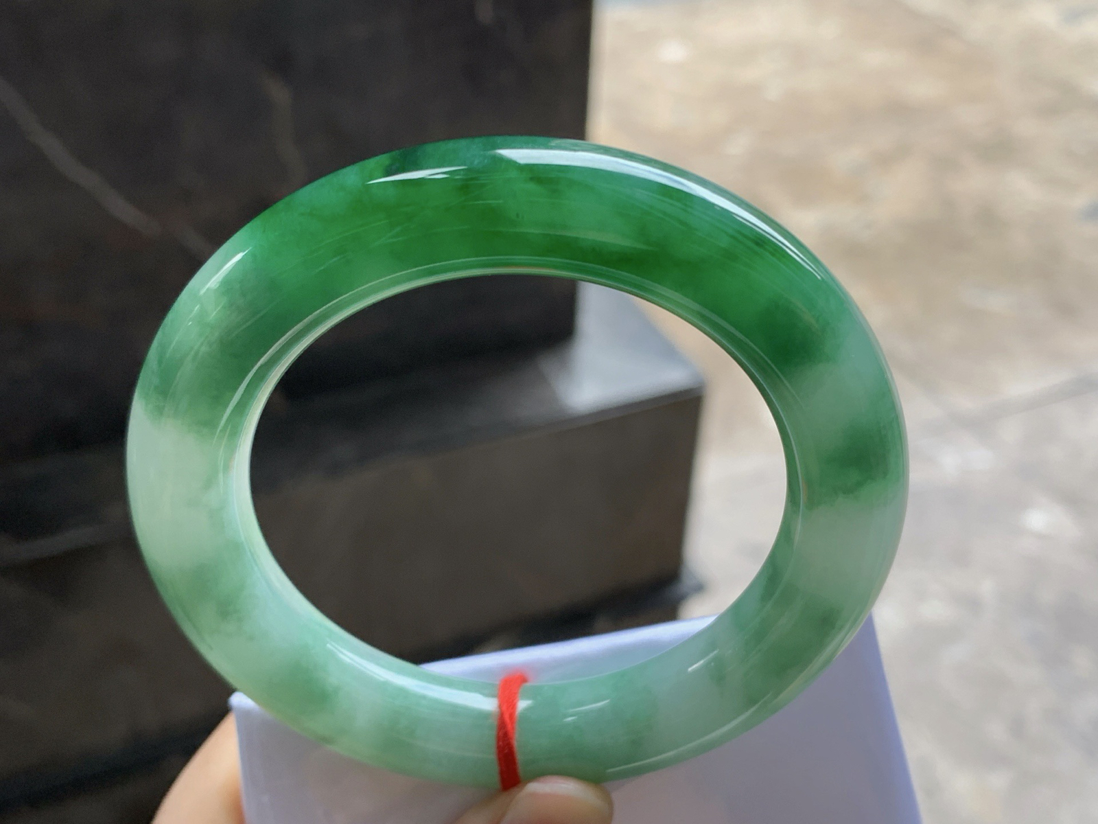 57.5-12.2

辣绿色圆条手镯^_^颜色鲜艳
