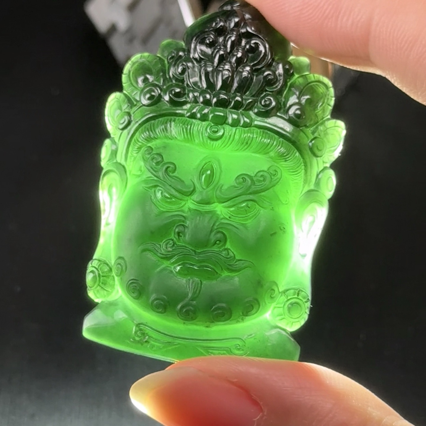 精品墨翠不动明王菩萨头雕 种好色正 黑度极好 打灯通透 油性十足 尺寸49.1