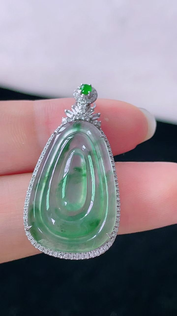 【翡翠名称】18K金镶钻冰飘花福贝吊坠
【翡翠尺寸】含金34.6/17.4/6.4mm
【翡翠描述】宝贝种老水足，玉质细腻，色泽靓丽，性价比高，佩戴效果好！
【其它赠送】权威证书/精美挂绳盒子/支持全国复检