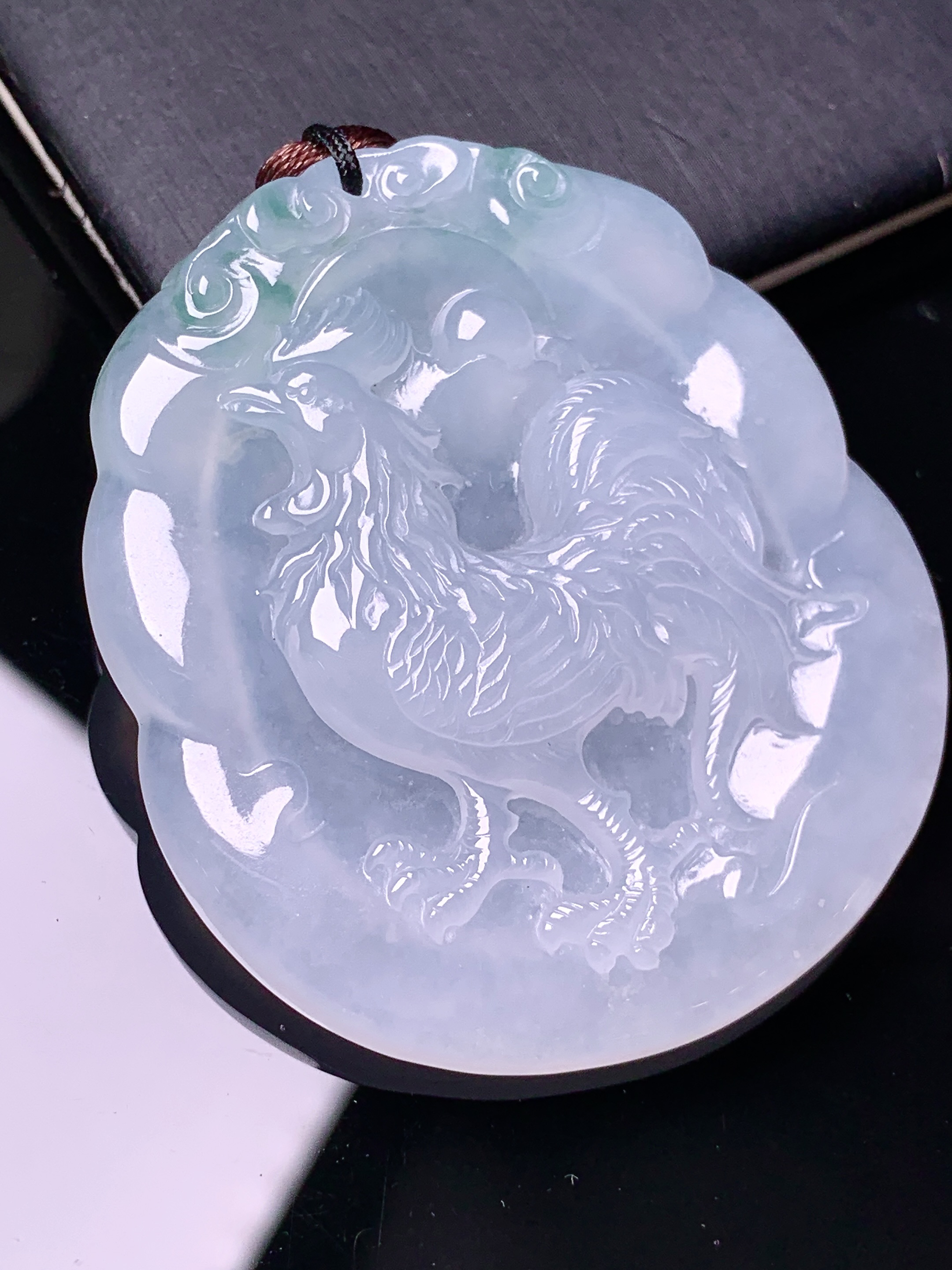 冰种生肖鸡吊坠 玉质细腻 色泽艳丽清新 水润亮眼 整体尺寸48.7*42.5*5.8 b2