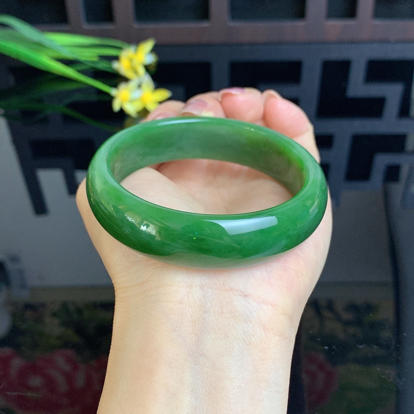 和田玉60圈口菠菜绿宽版碧玉手镯！玉质细腻油润 底色纯净 无纹裂 脂粉好，品质高。