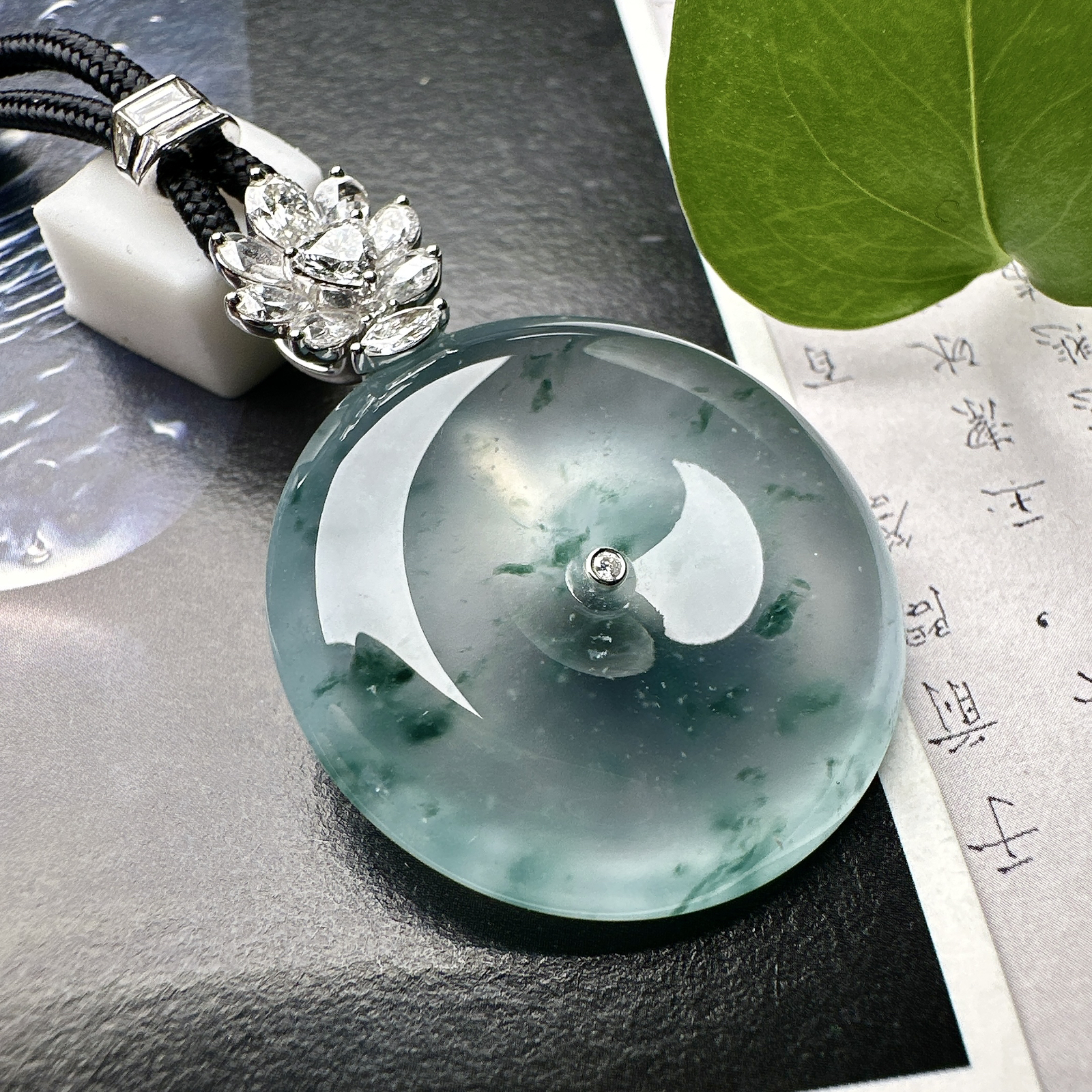 【冰种飘花平安扣】质地非常细腻，冰润十足，种老冰透，花色有特色，收藏品质。18k金钻镶嵌，裸石尺寸29.7*6.8毫米